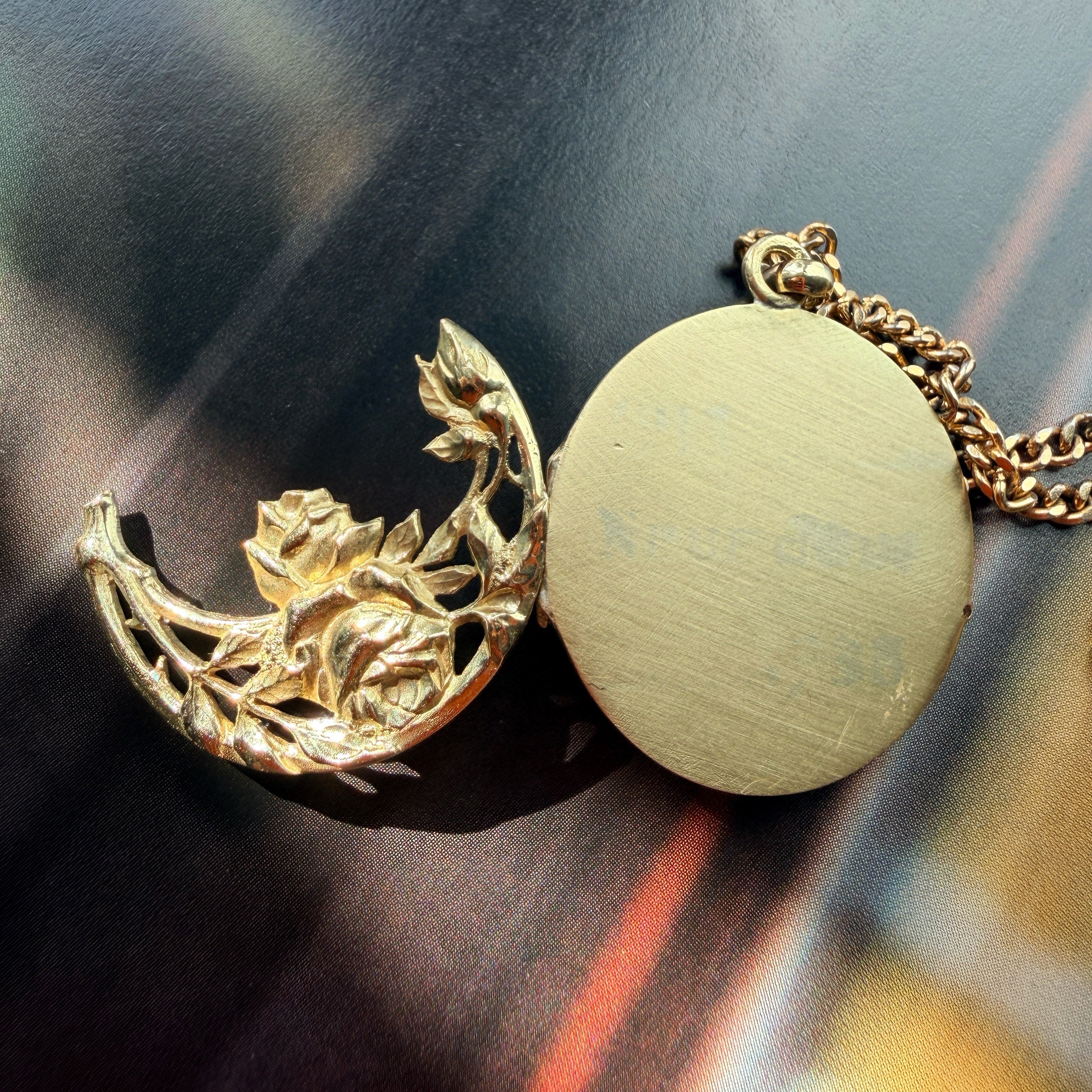 Antique 18K gold rose flower pendant “To those who know how to love”