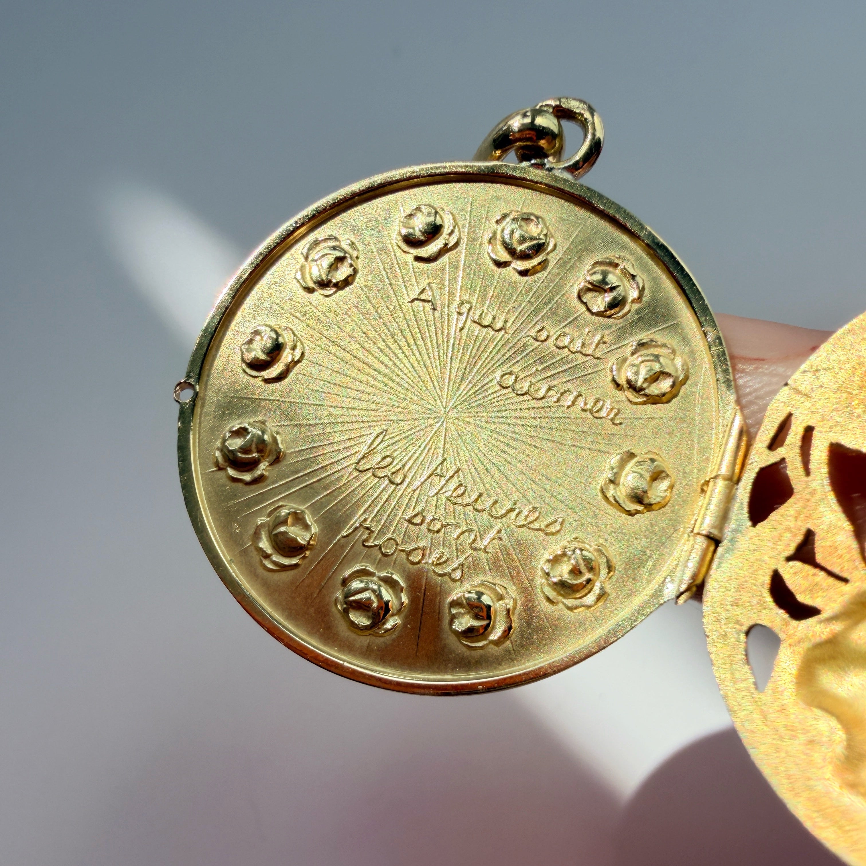 Antique 18K gold rose flower pendant “To those who know how to love”