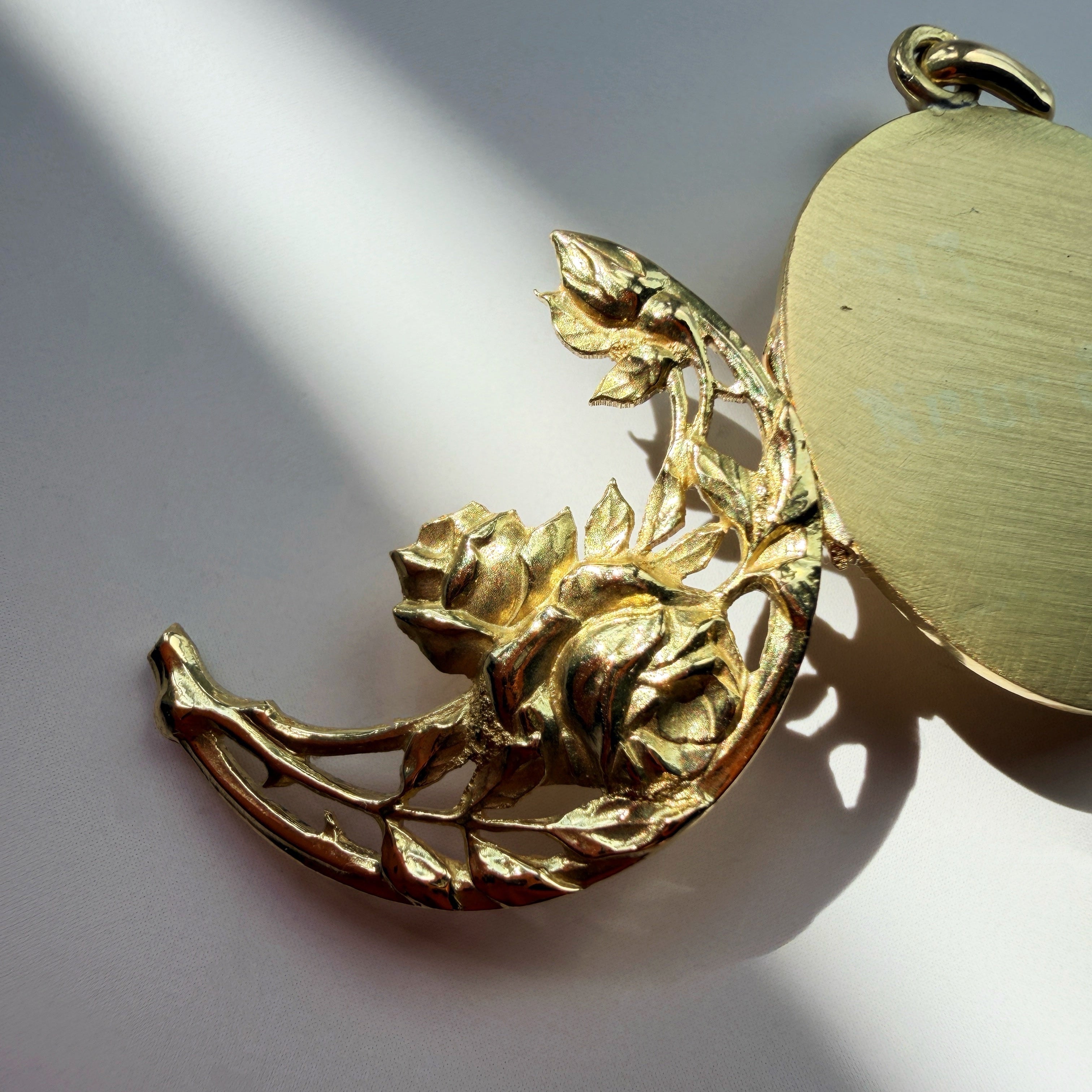 Antique 18K gold rose flower pendant “To those who know how to love”