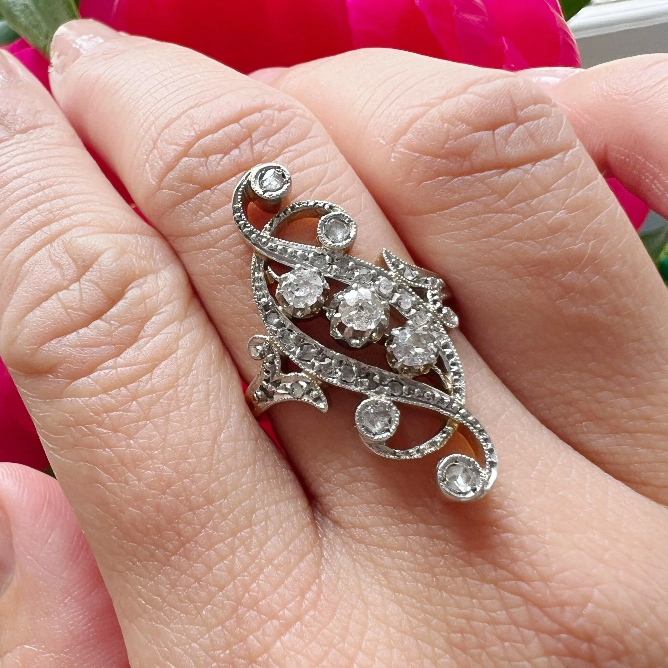 Antique Victorian era 18K gold diamond scroll ring - Curiously timeless