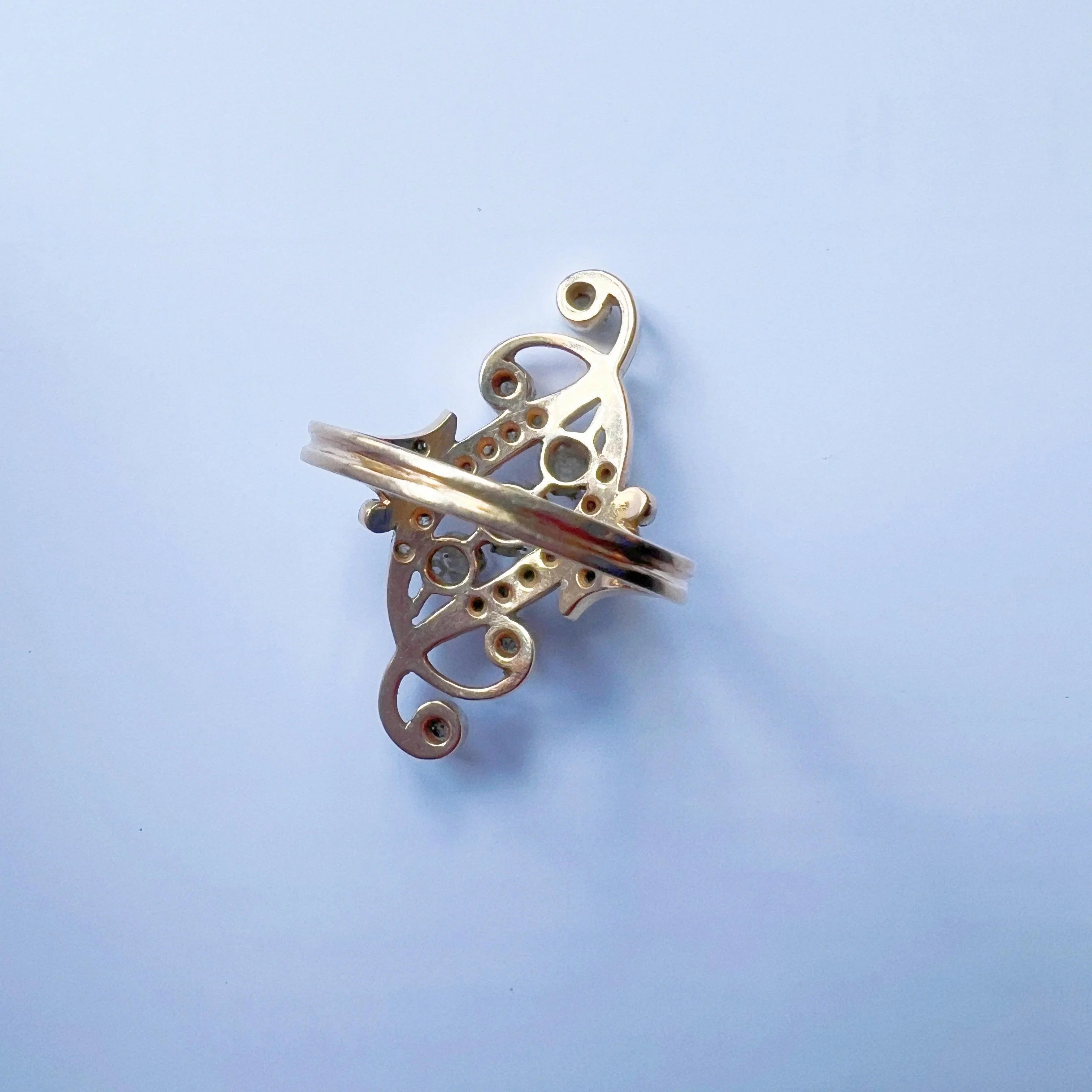 Antique Victorian era 18K gold diamond scroll ring - Curiously timeless