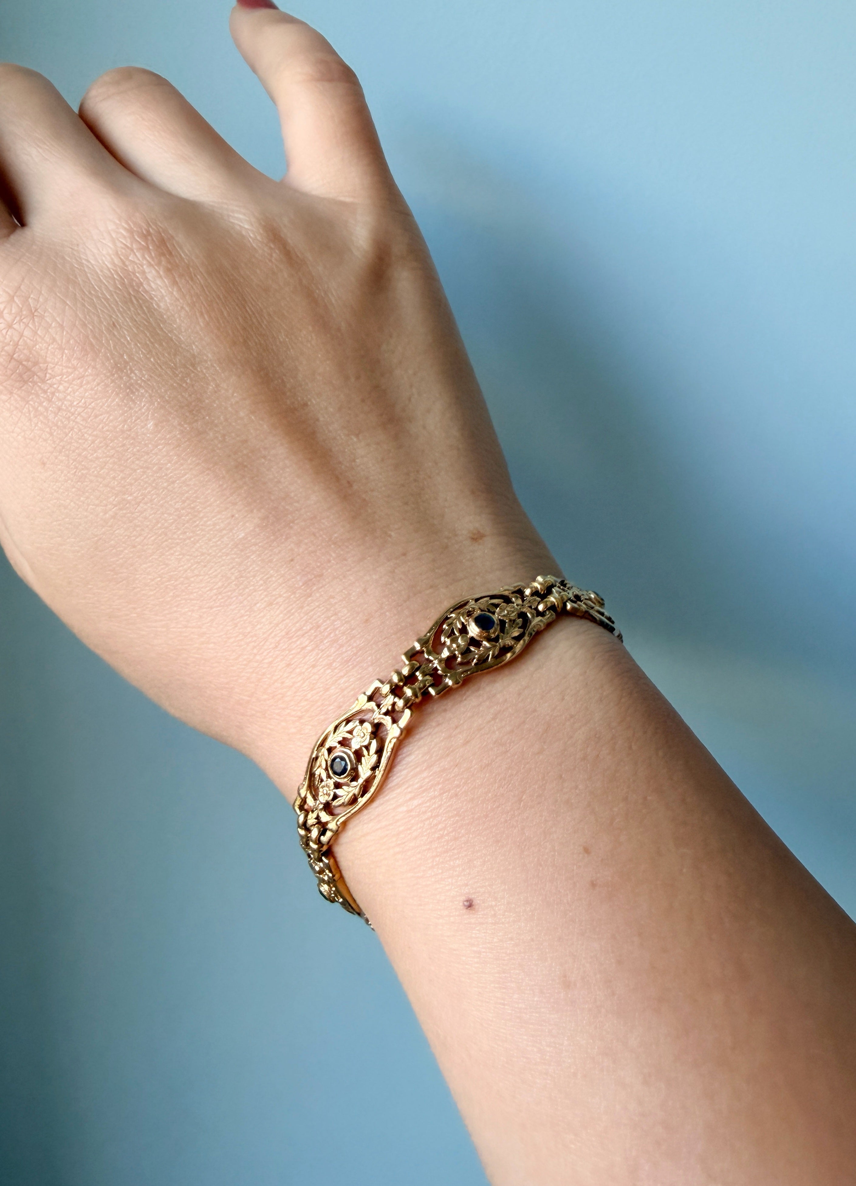 French Art nouveau era 18K gold blue sapphire bracelet