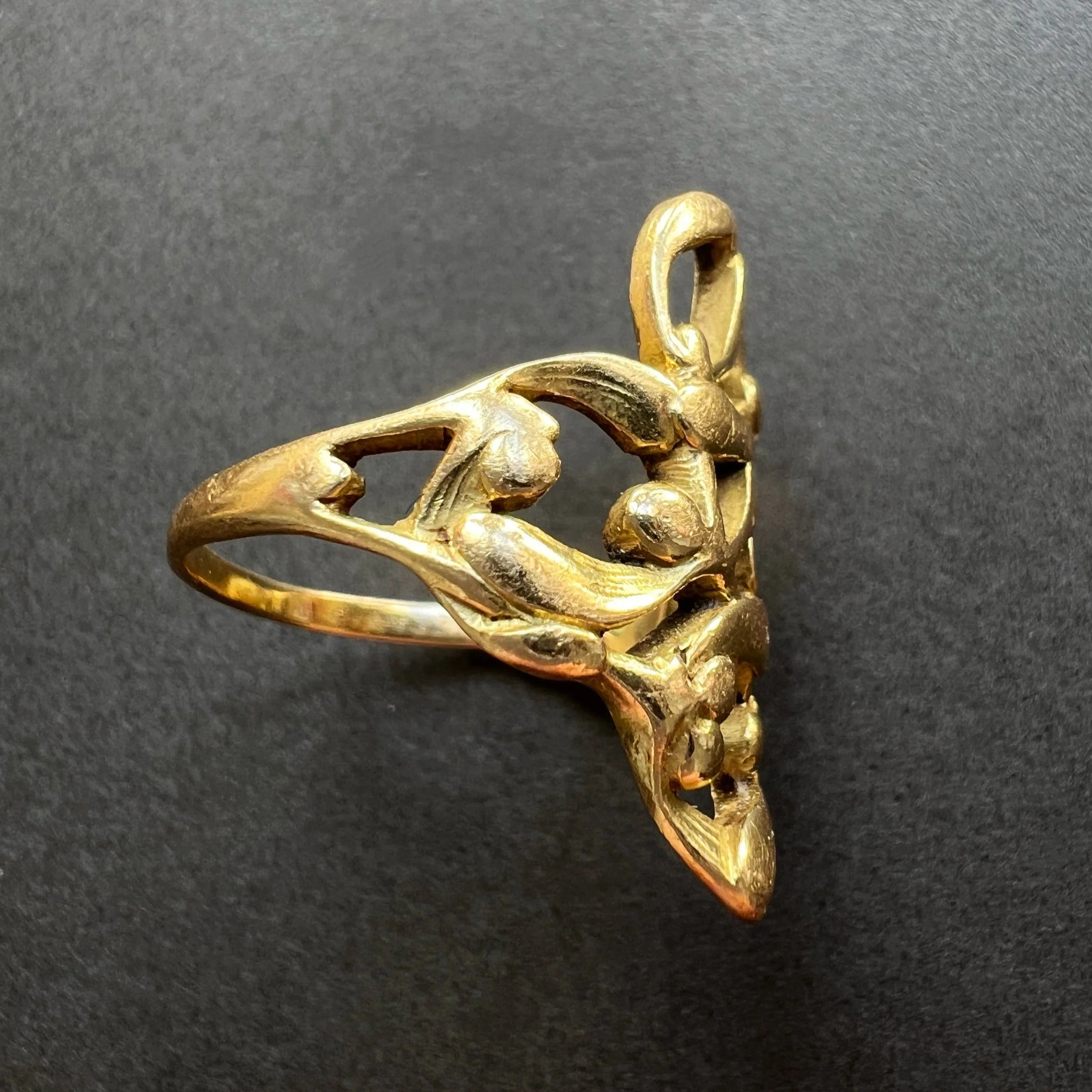 French Art Nouveau 18K Gold Mistletoe Ring