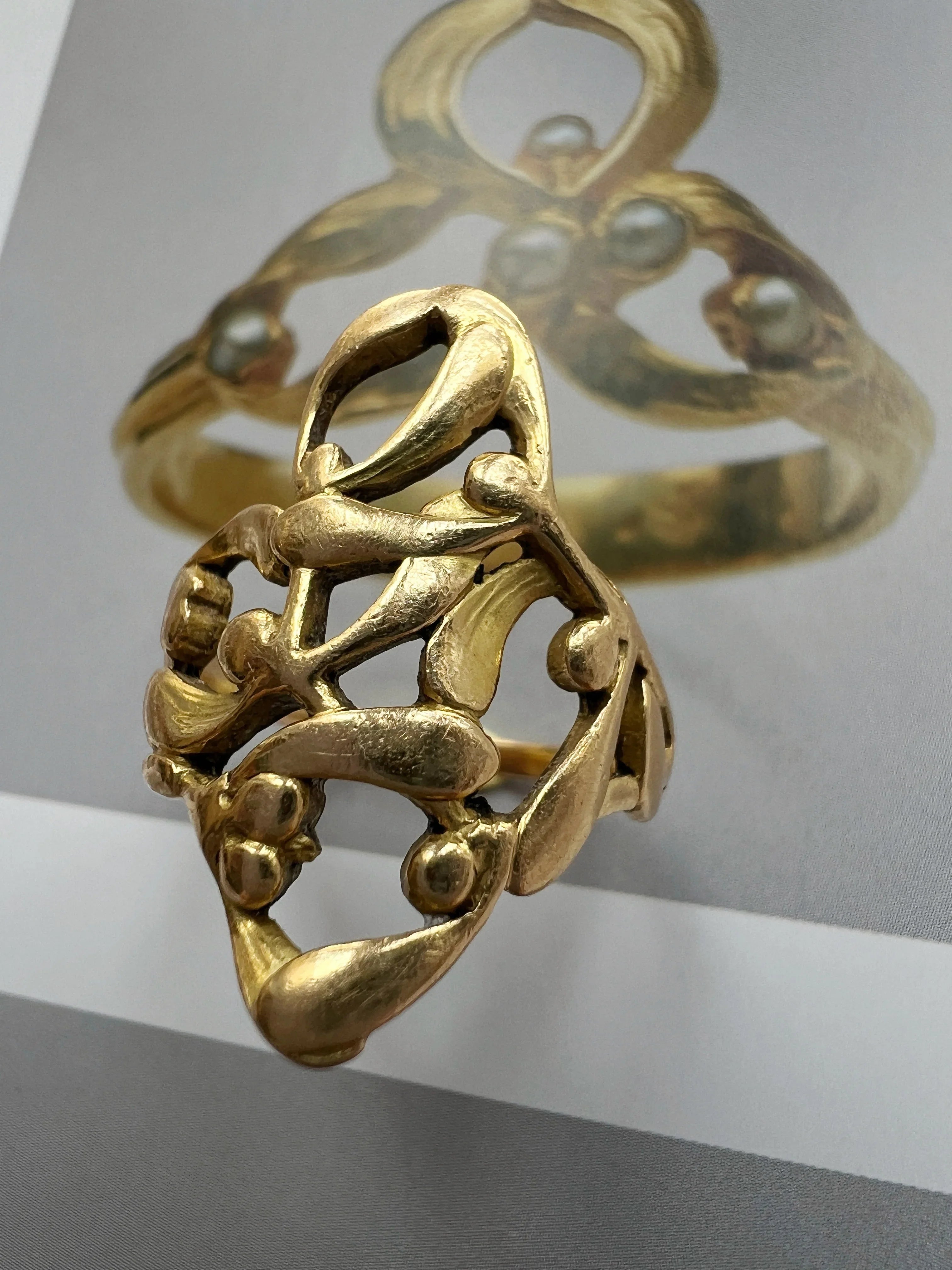 French Art Nouveau 18K Gold Mistletoe Ring