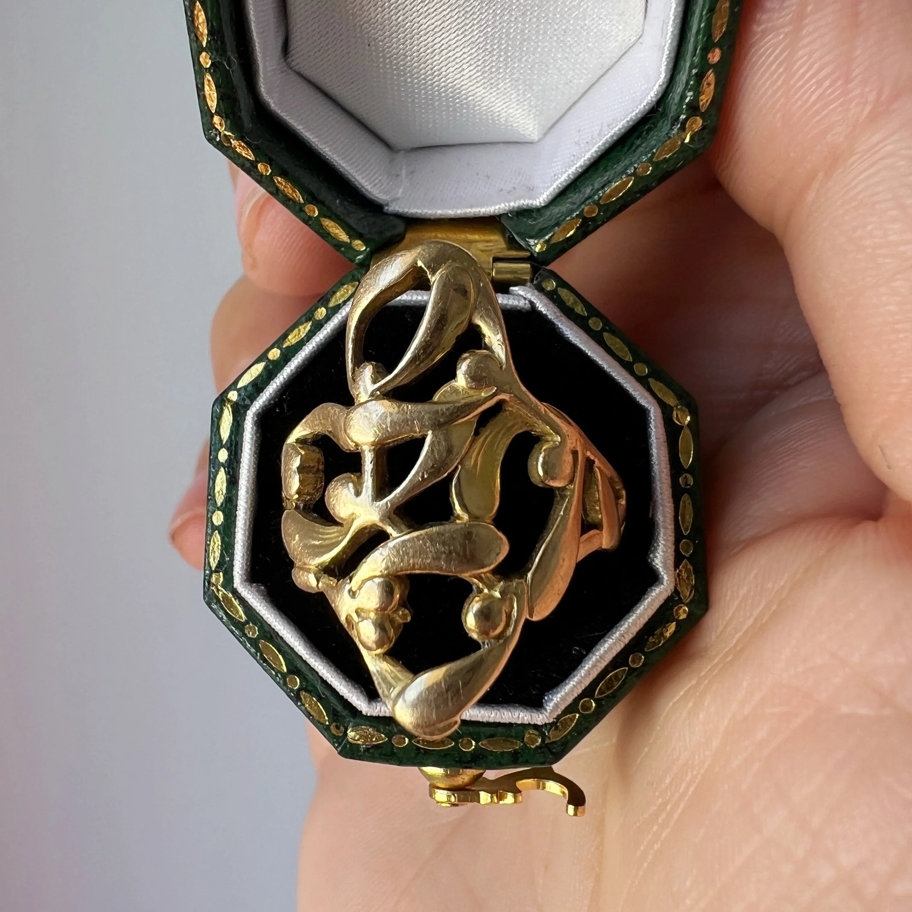 French Art Nouveau 18K Gold Mistletoe Ring