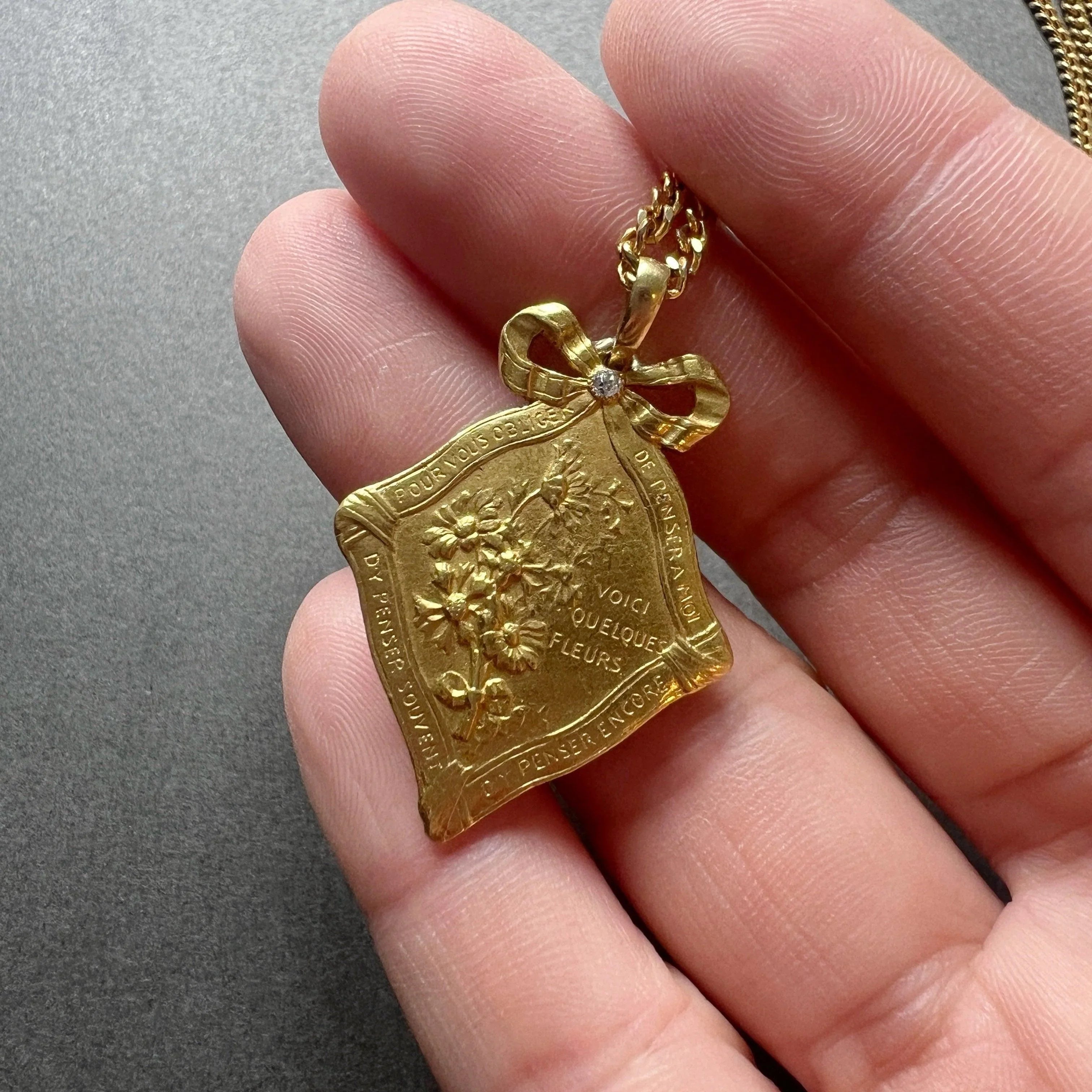 Art Nouveau 18K gold “there are some flowers for you to think of me” medal - Curiously timeless