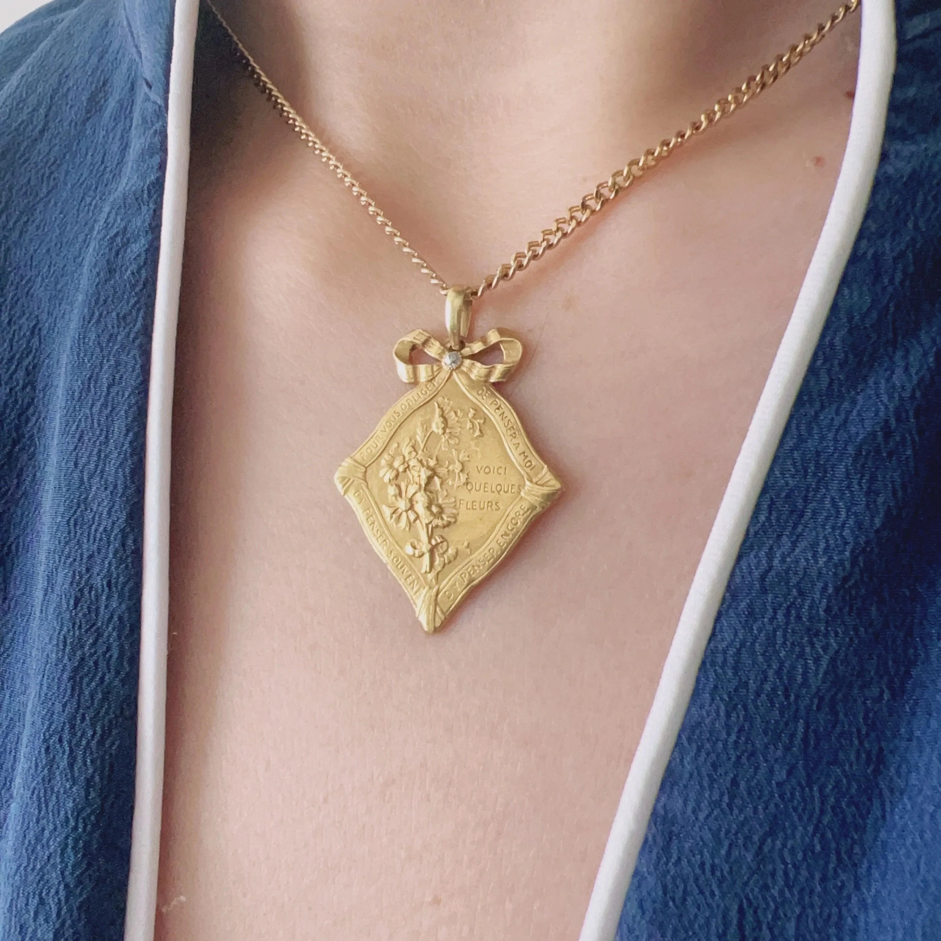 Art Nouveau 18K gold “there are some flowers for you to think of me” medal - Curiously timeless