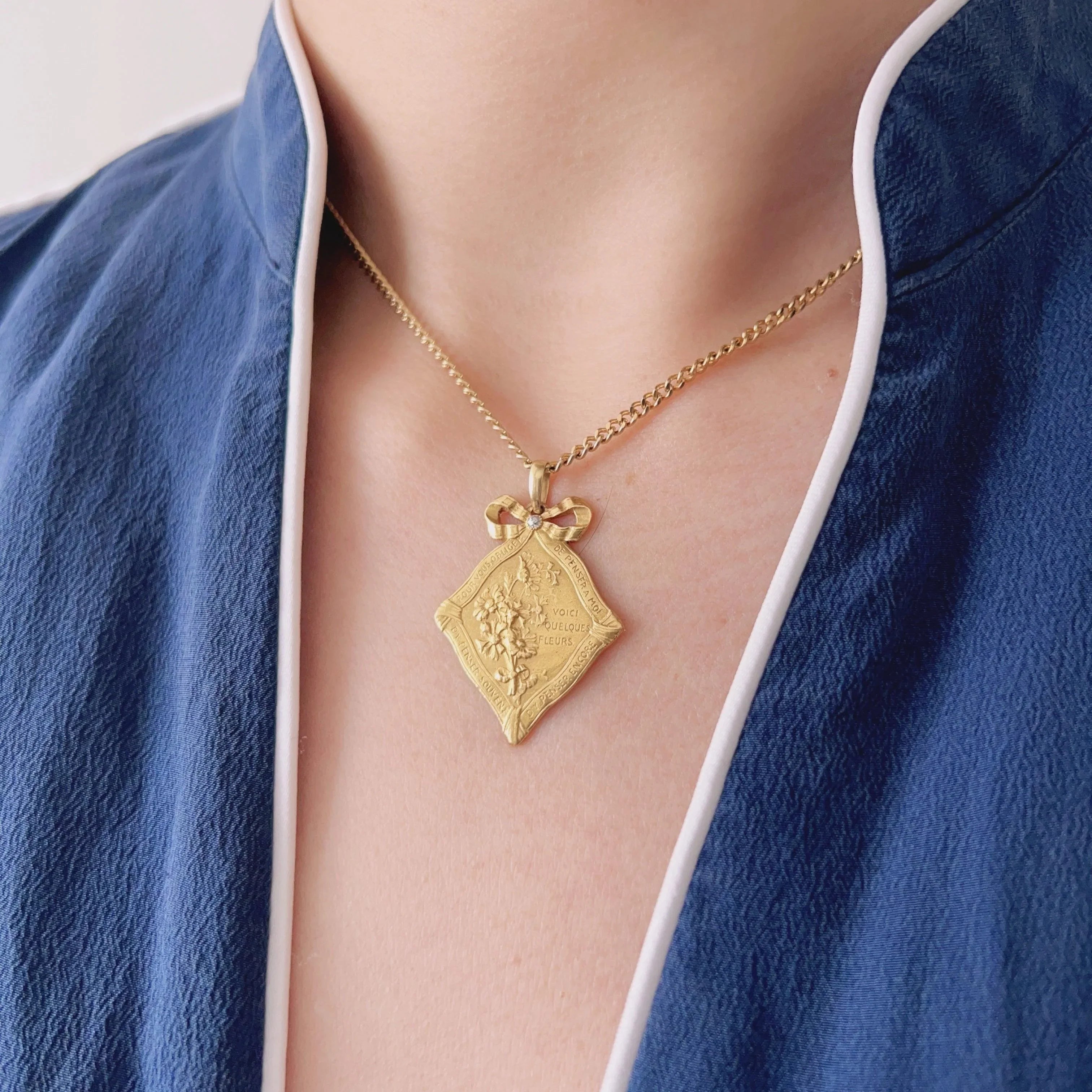 Art Nouveau 18K gold “there are some flowers for you to think of me” medal - Curiously timeless