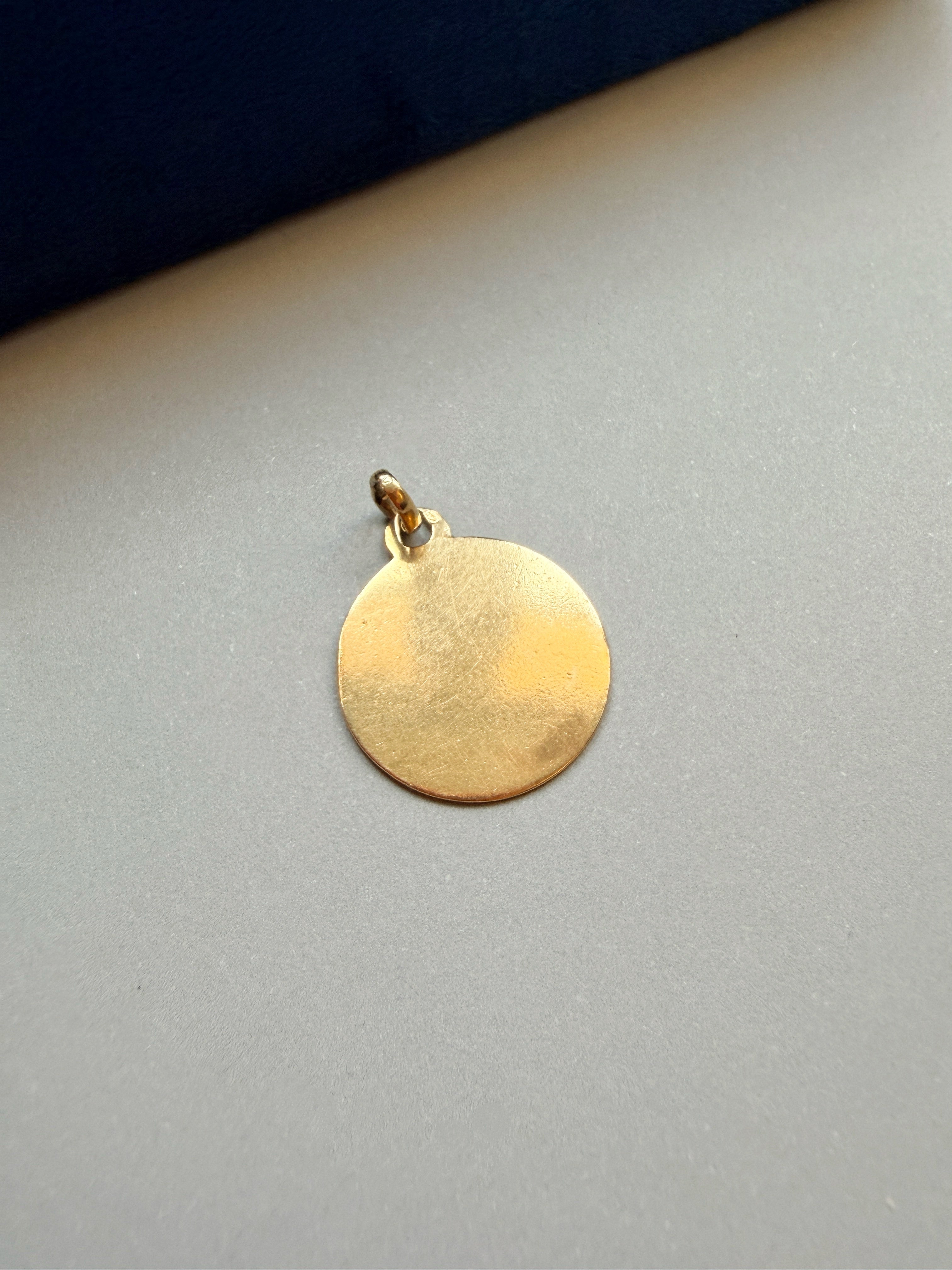 Antique 18K gold “Qui s’y frotte s’y pique” medal pendant