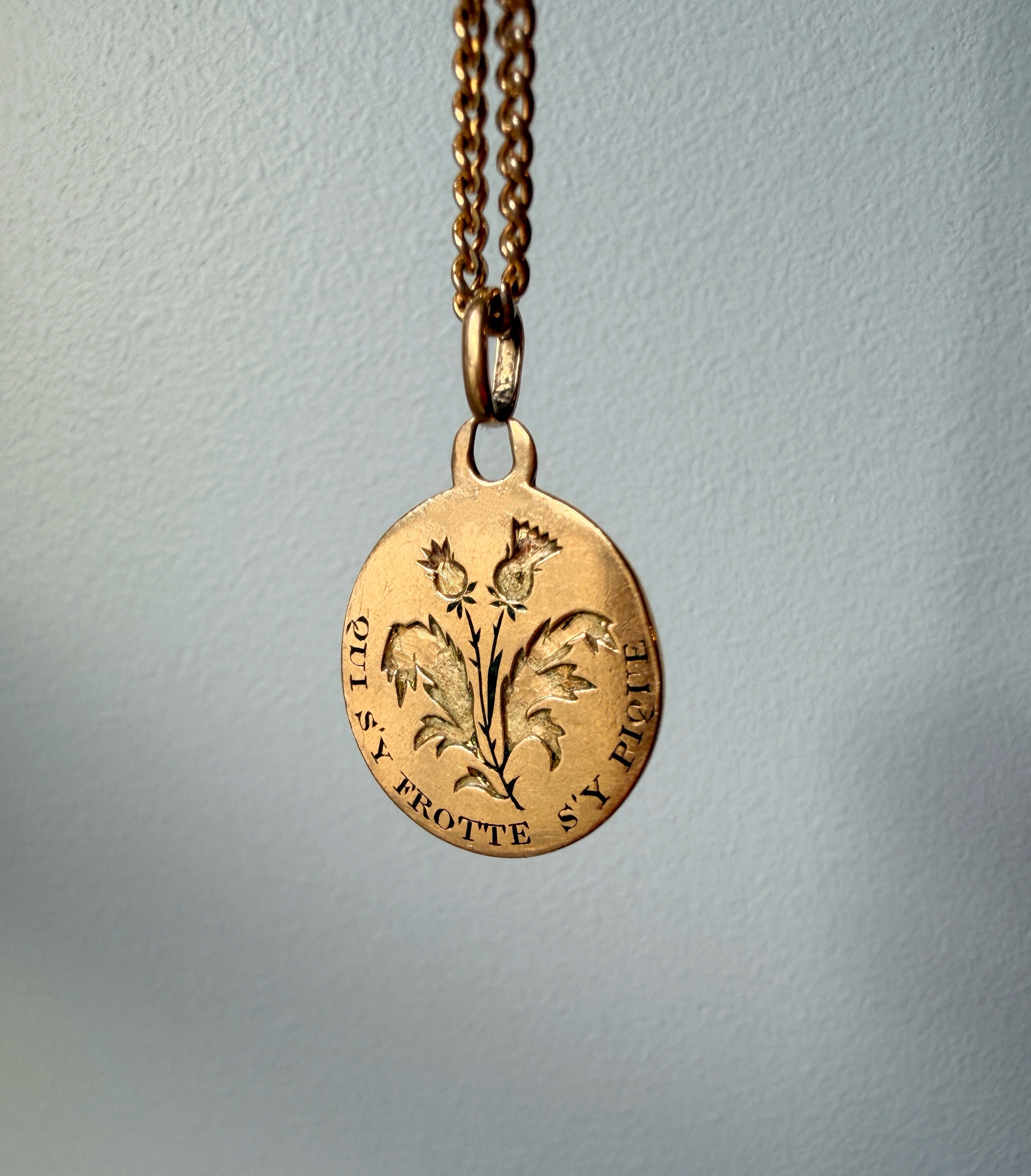 Antique 18K gold “Qui s’y frotte s’y pique” medal pendant