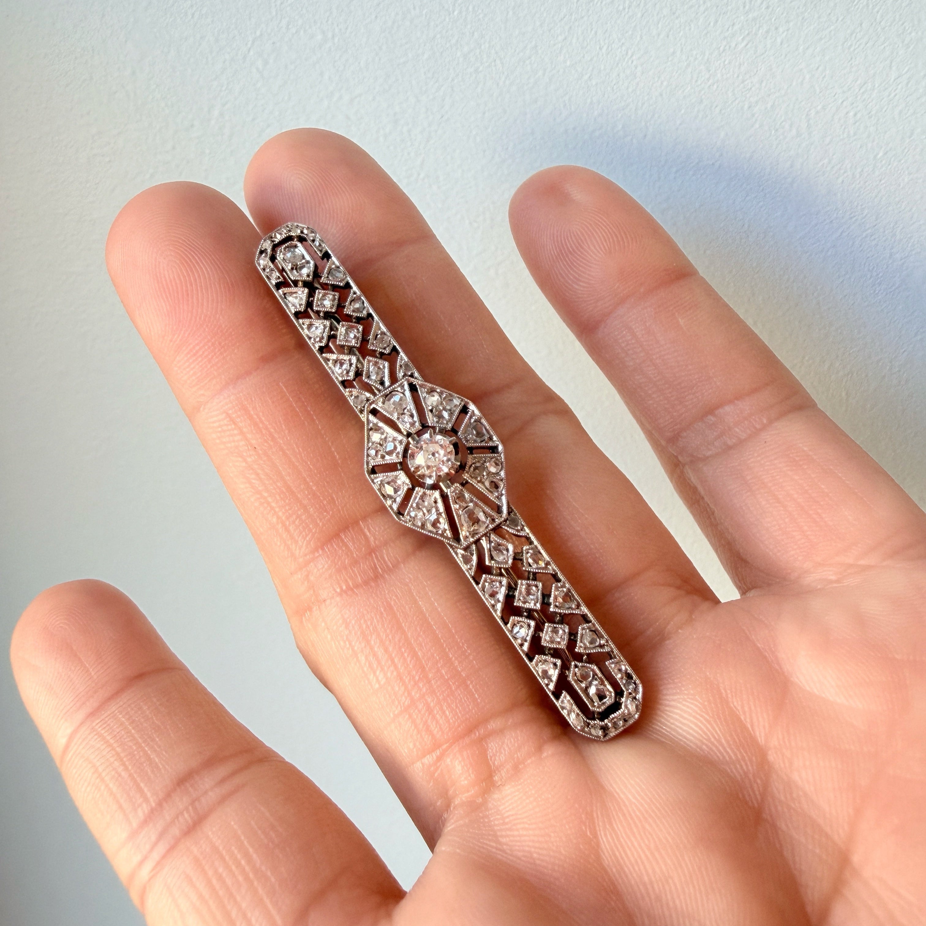 Art Deco 18K white gold diamond brooch