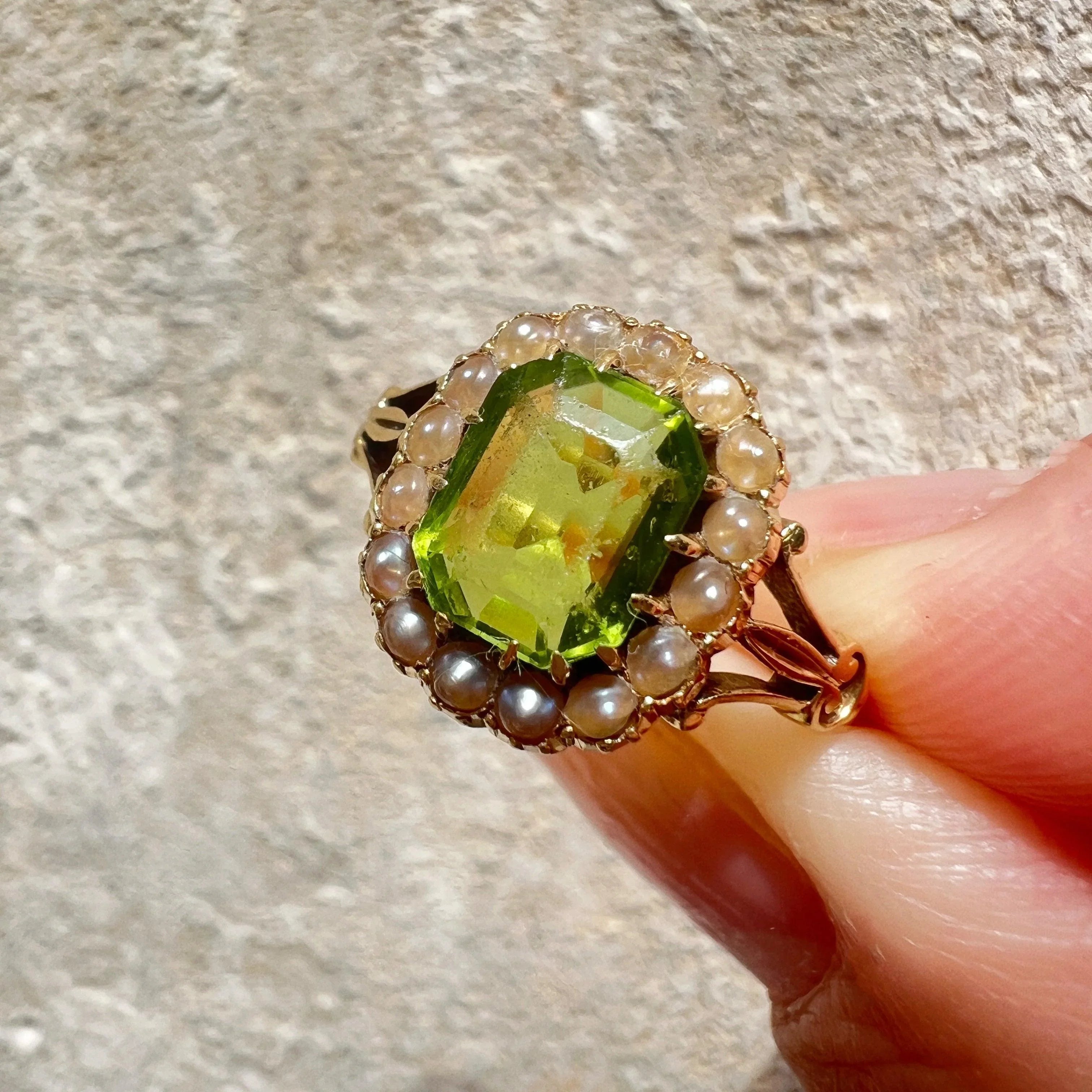 Victorian era 18K gold peridot seed pearl ring - Curiously timeless