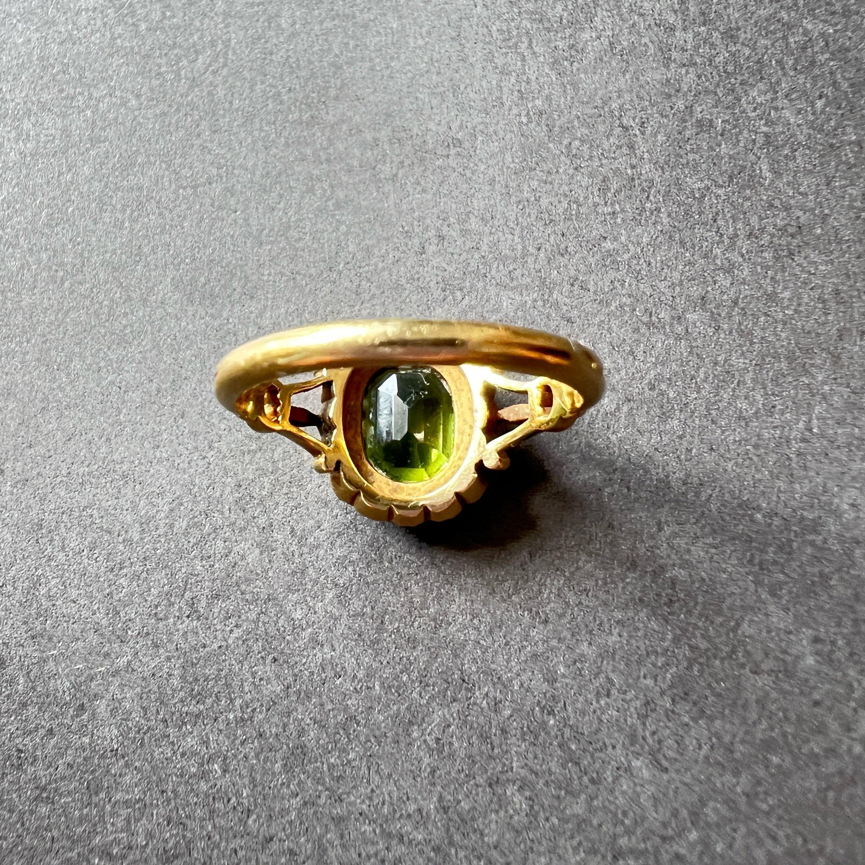 Victorian era 18K gold peridot seed pearl ring - Curiously timeless