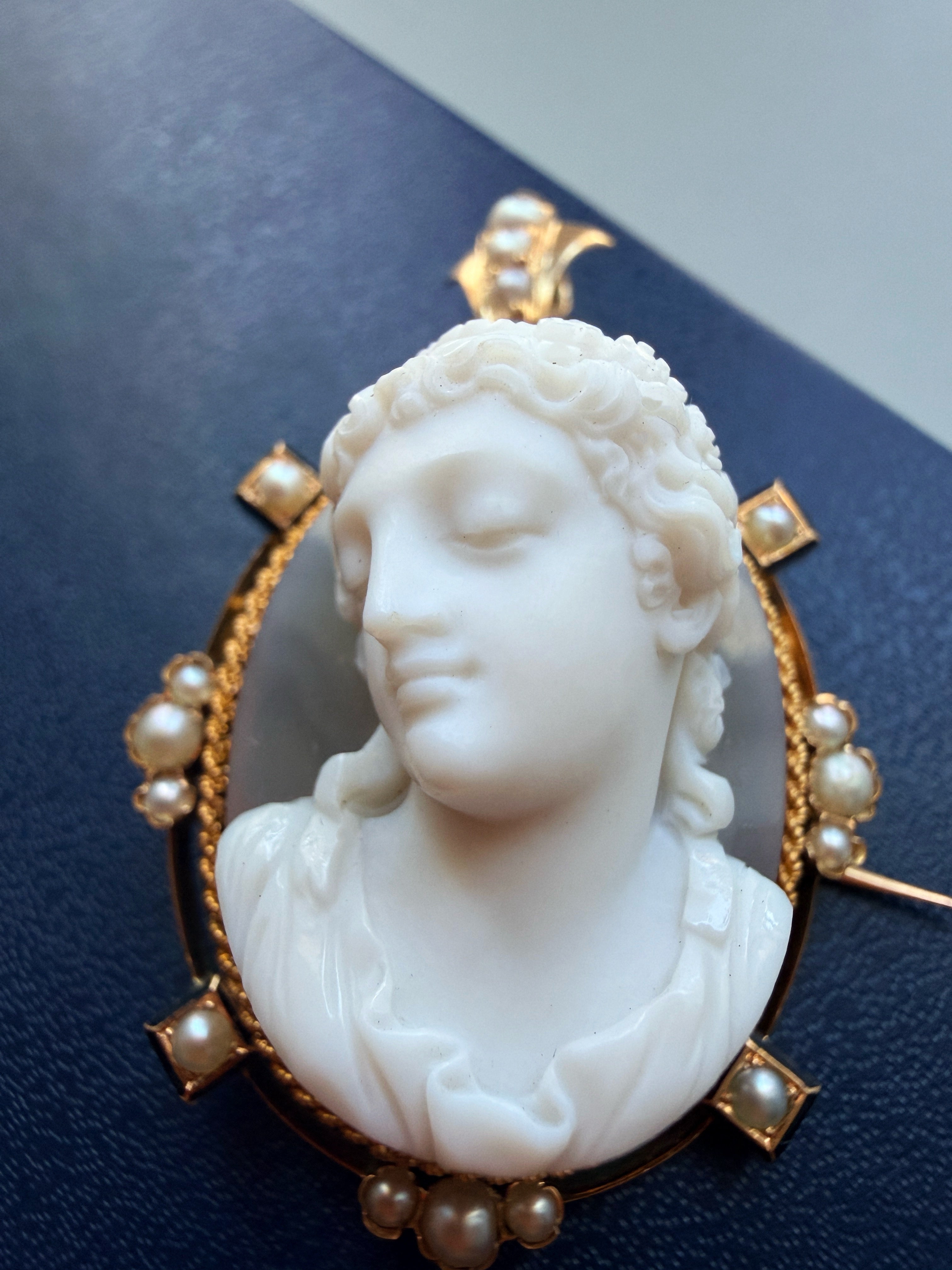 Antique Victorian 18K gold agate high relief cameo pendant brooch