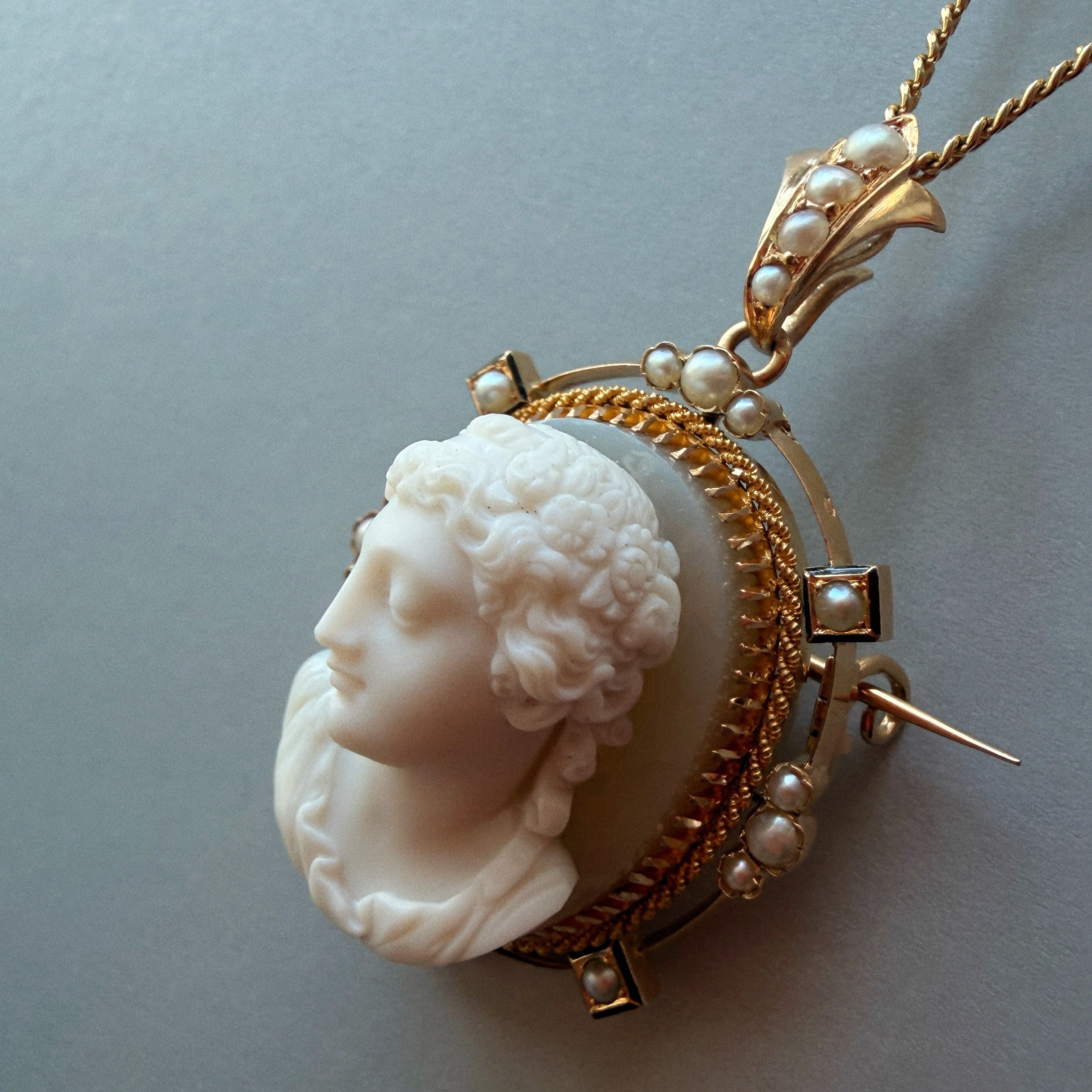 Antique Victorian 18K gold agate high relief cameo pendant brooch
