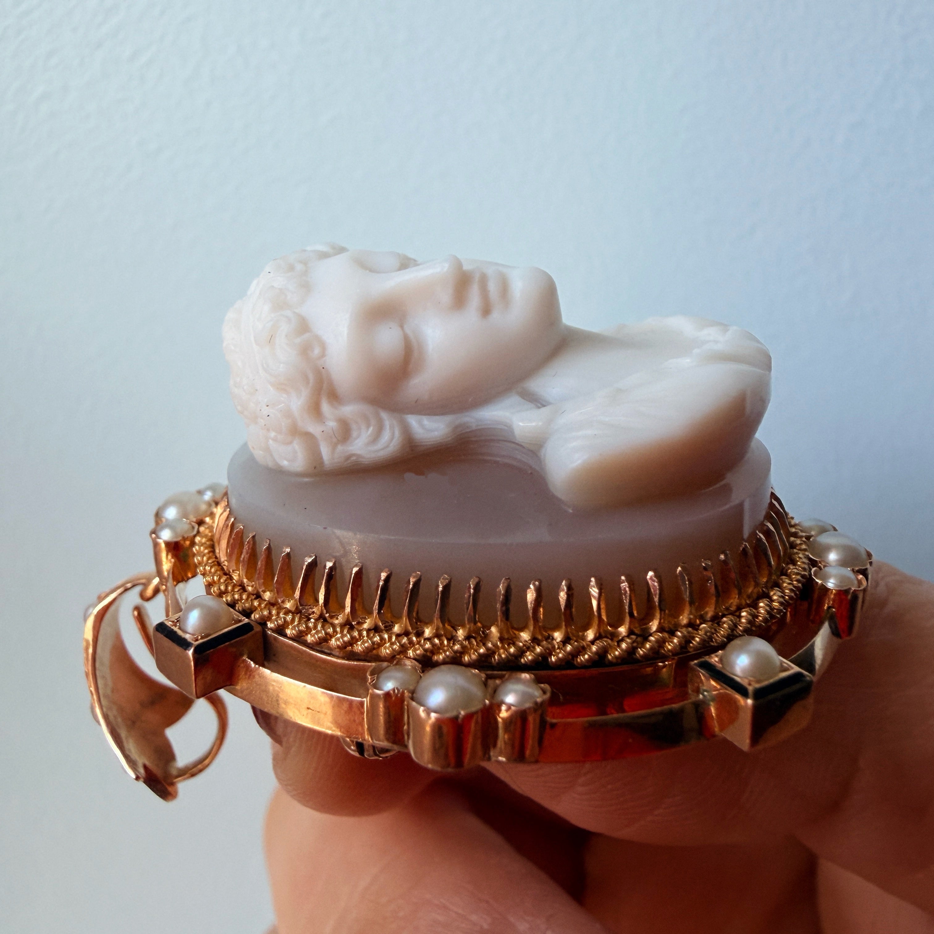 Victorian 18K gold high relief agate cameo brooch pendant
