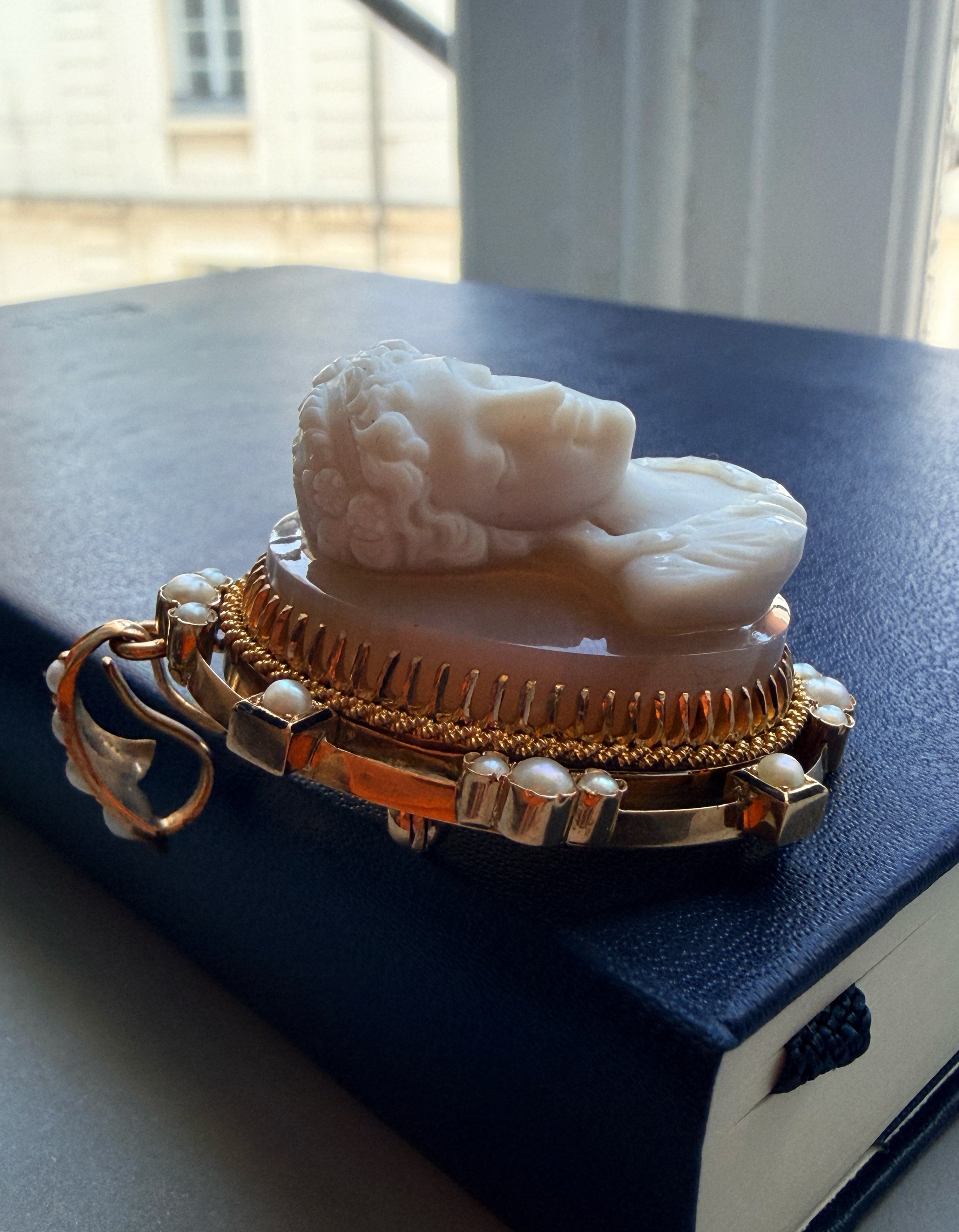 Antique Victorian 18K gold agate high relief cameo pendant brooch