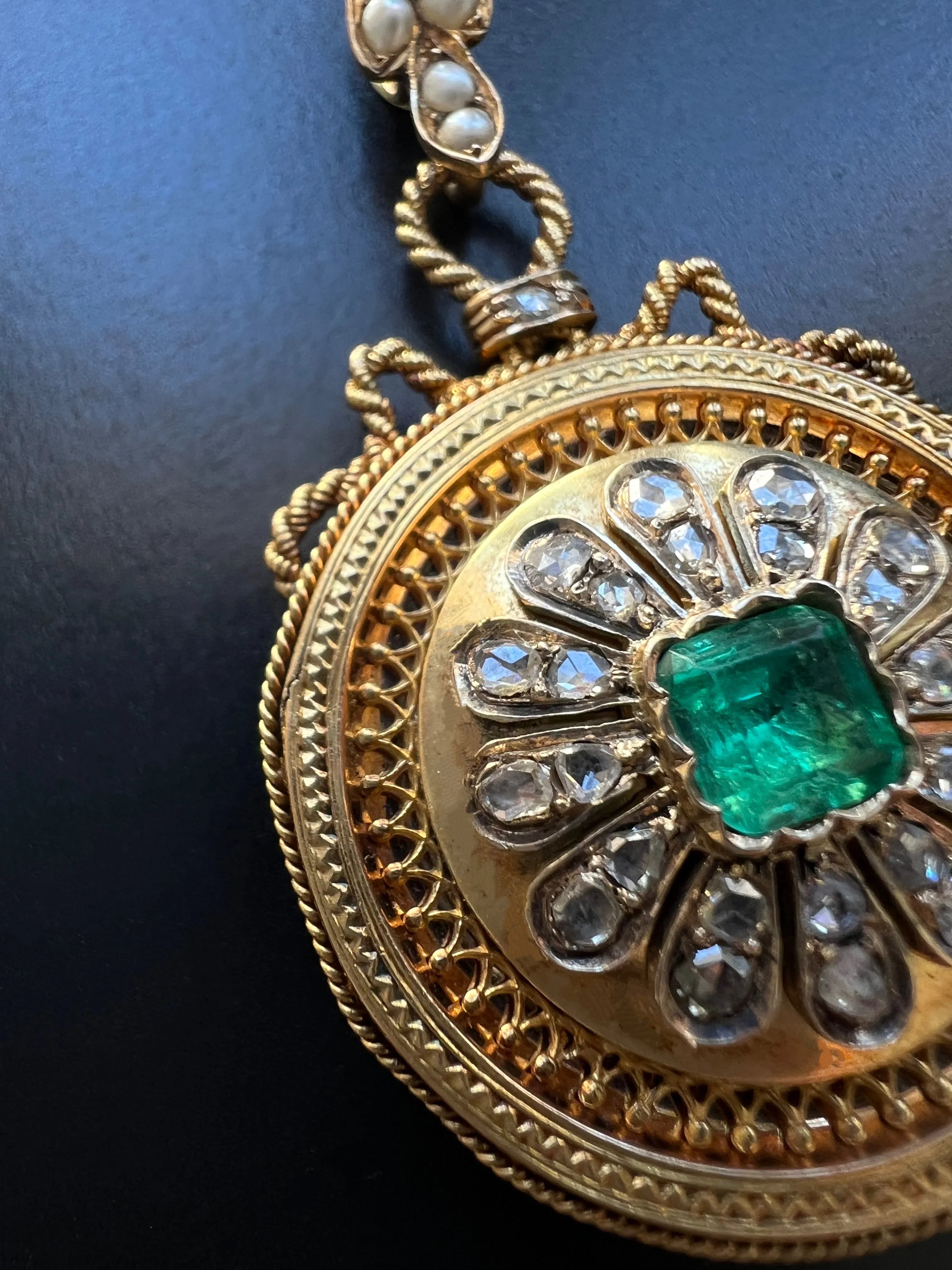 Victorian 18K gold LFG certified Colombian Emerald Diamonds Daisy locket