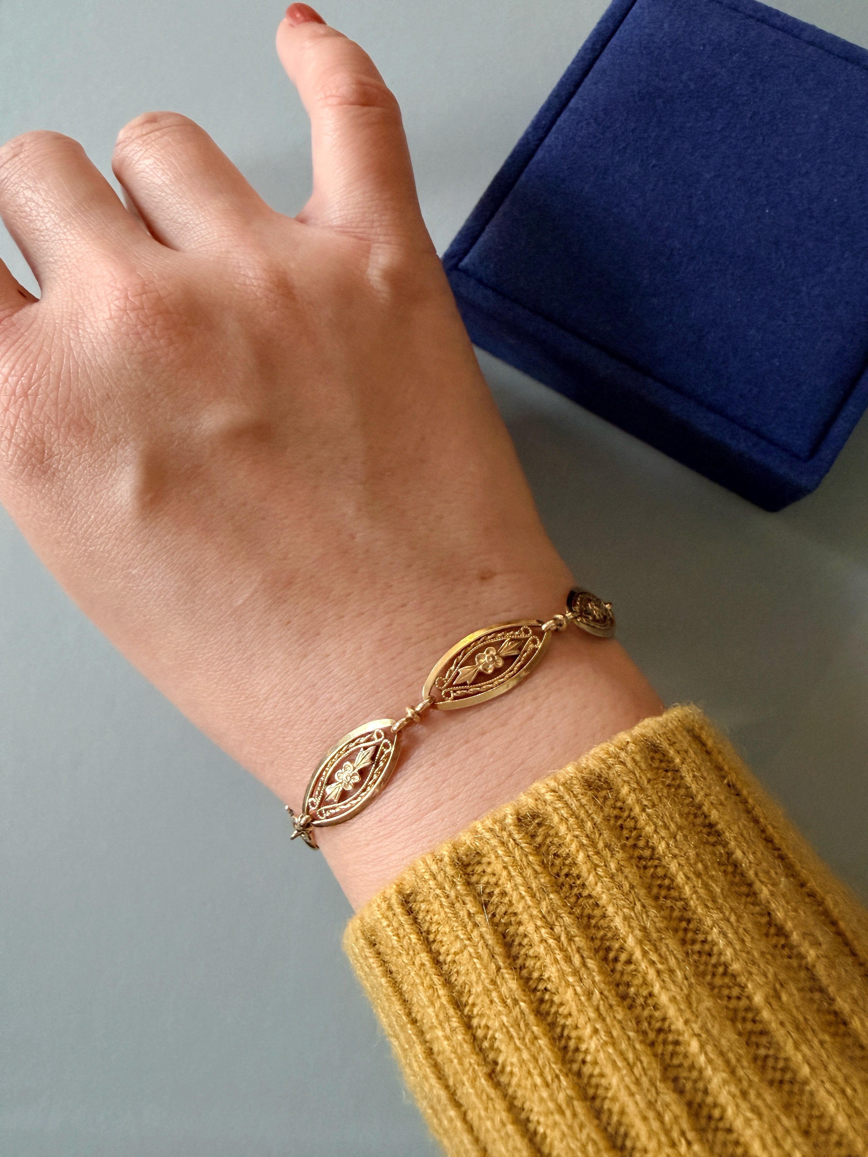 Art Nouveau French 18K gold flower link bracelet