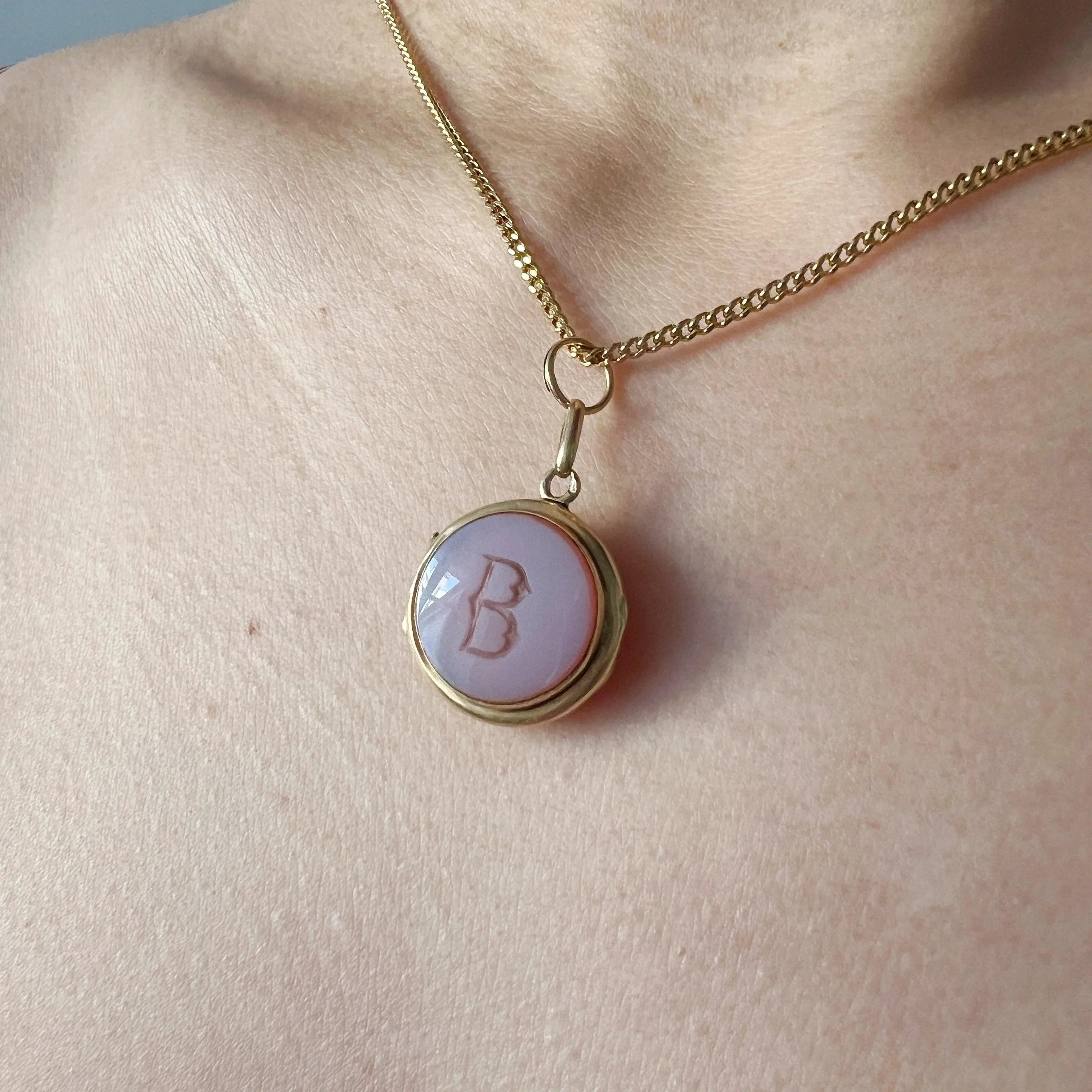 Victorian era 18K gold agate letter « B » locket pendant - Curiously timeless