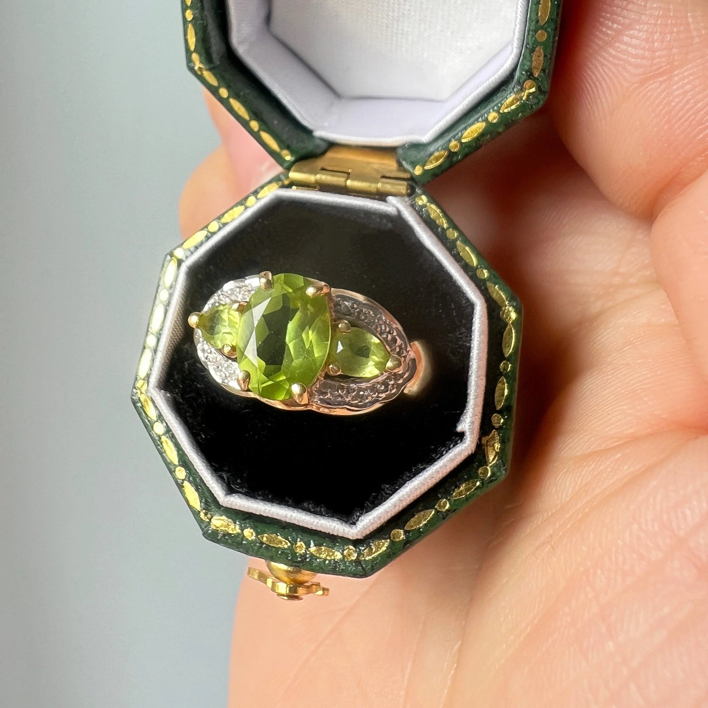 Antique 18K gold peridot diamond ring
