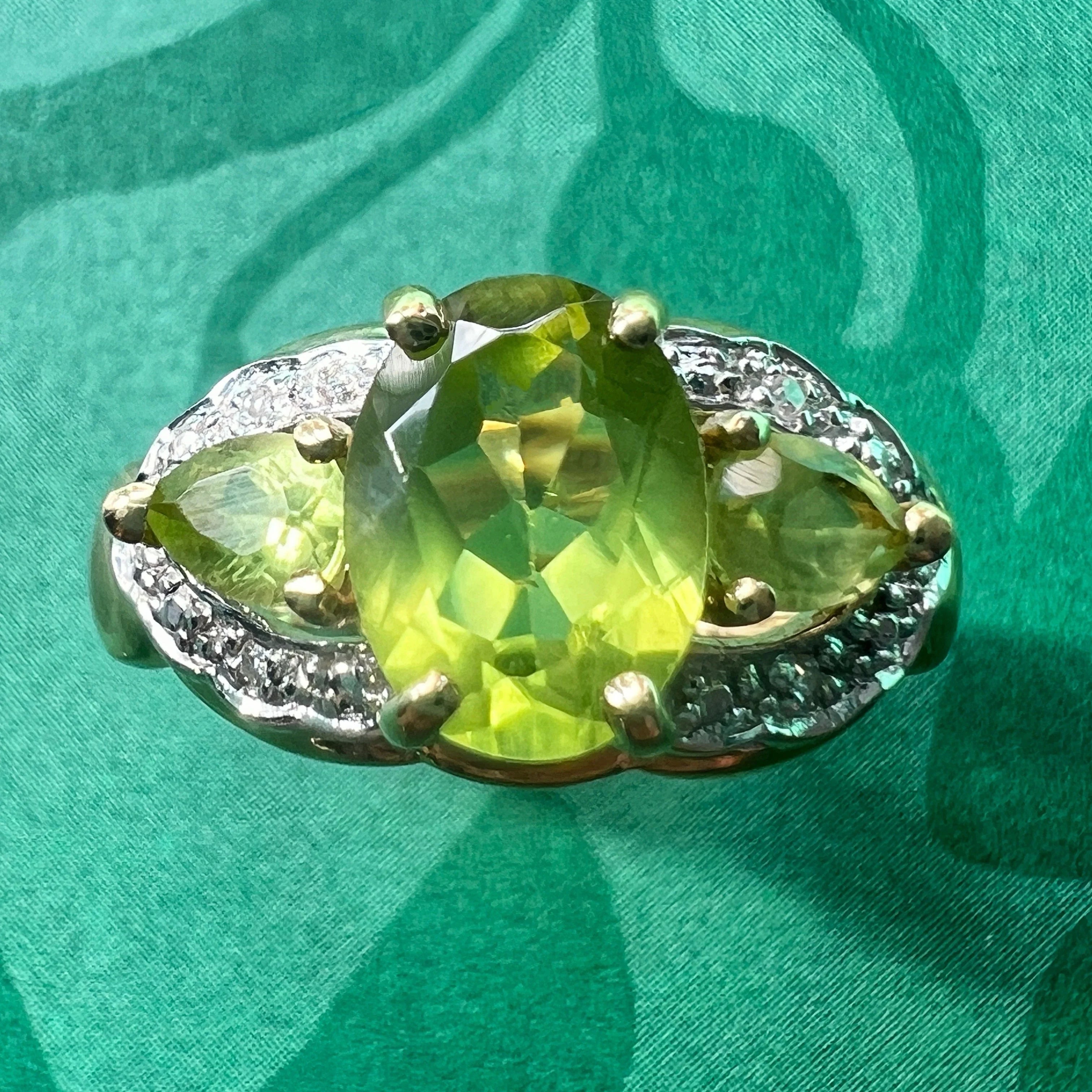 Antique 18K gold peridot diamond ring