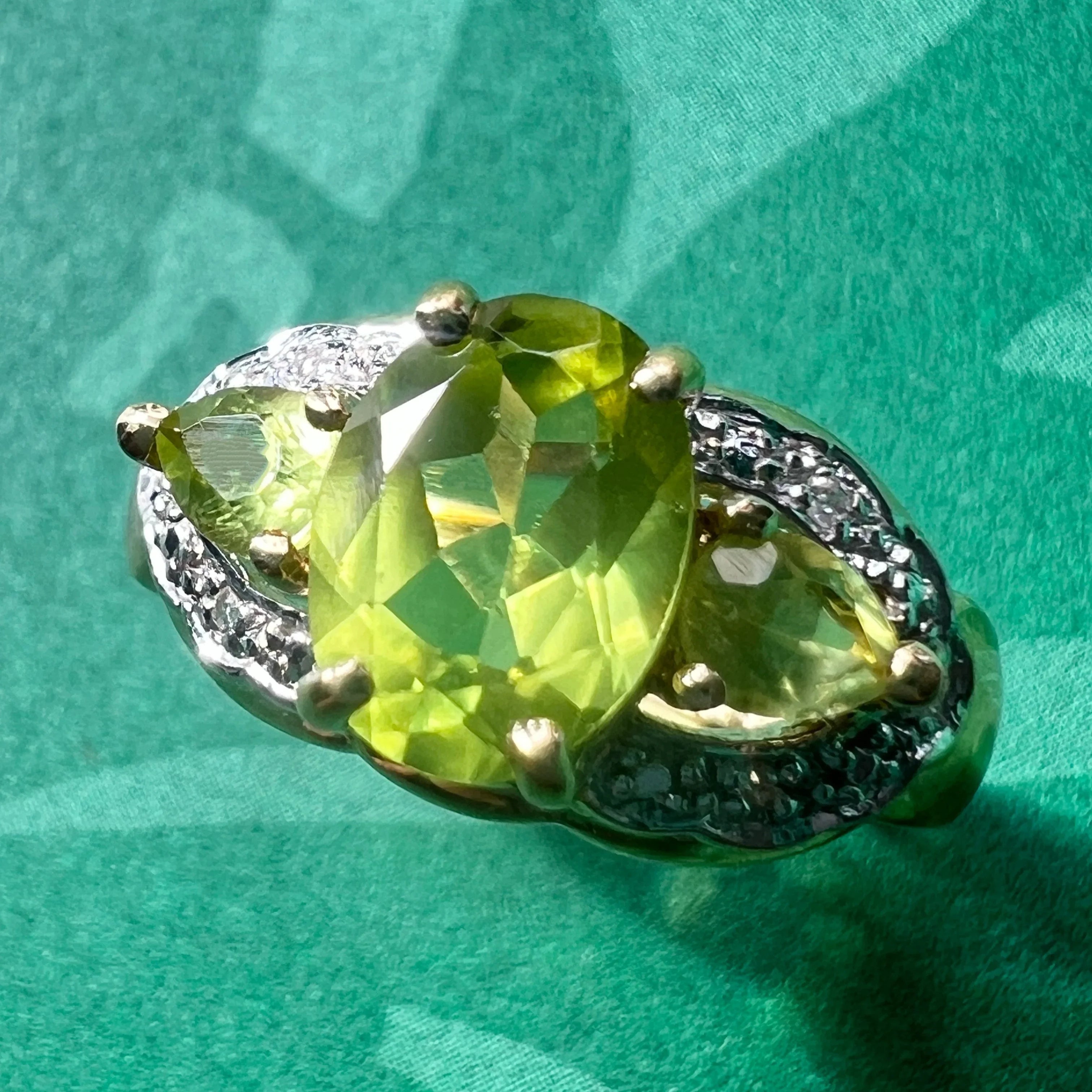 Antique 18K gold peridot diamond ring