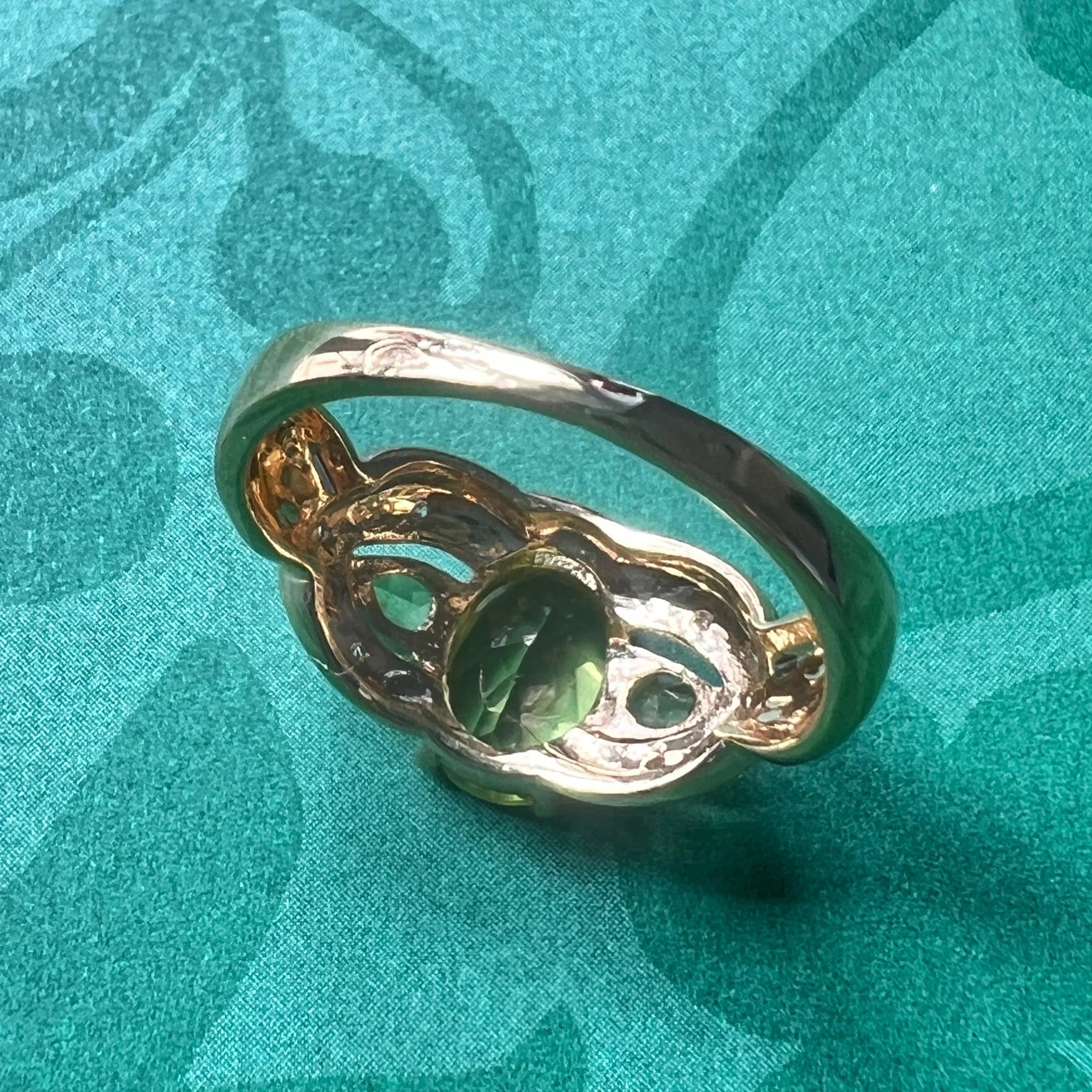 Antique 18K gold peridot diamond ring
