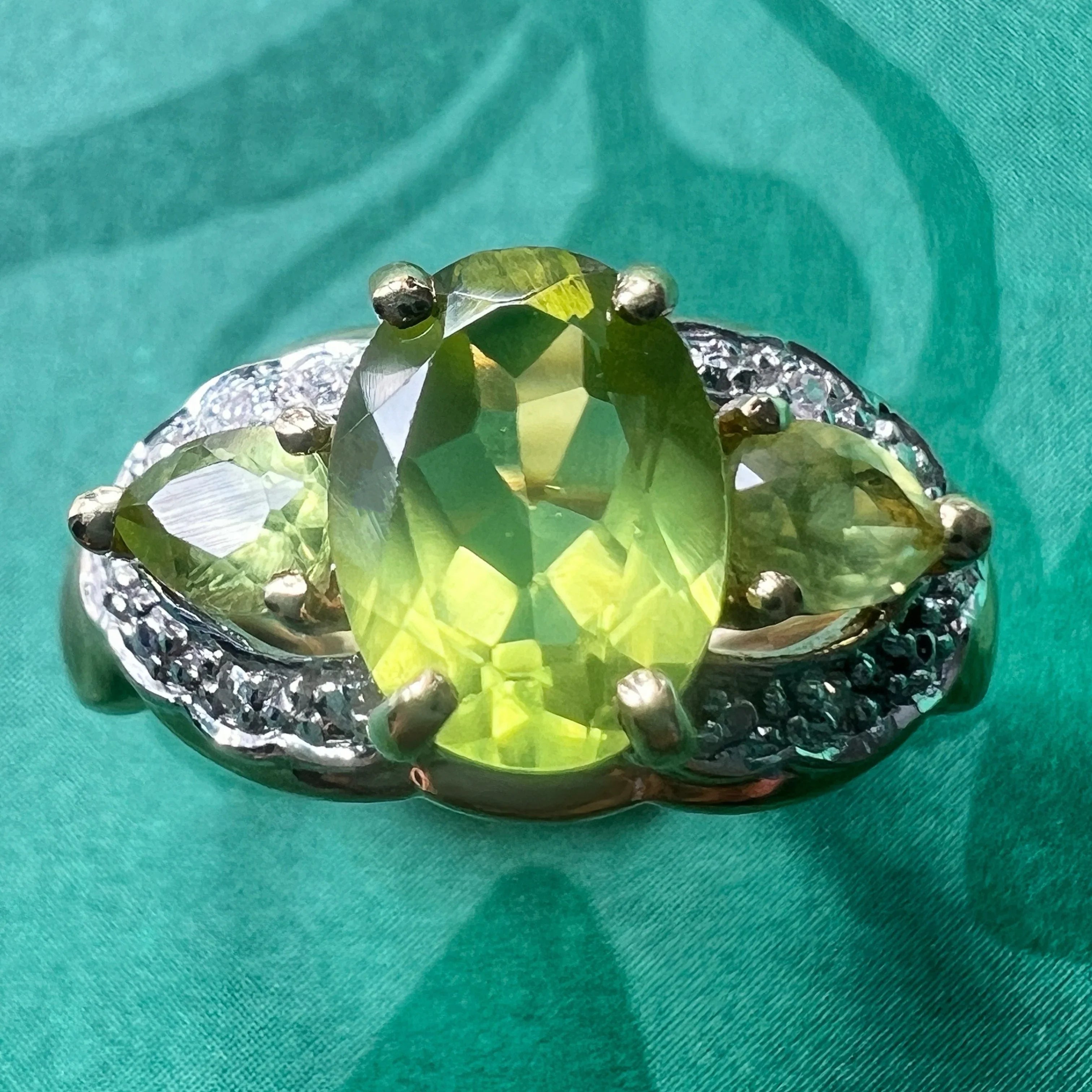 Antique 18K gold peridot diamond ring