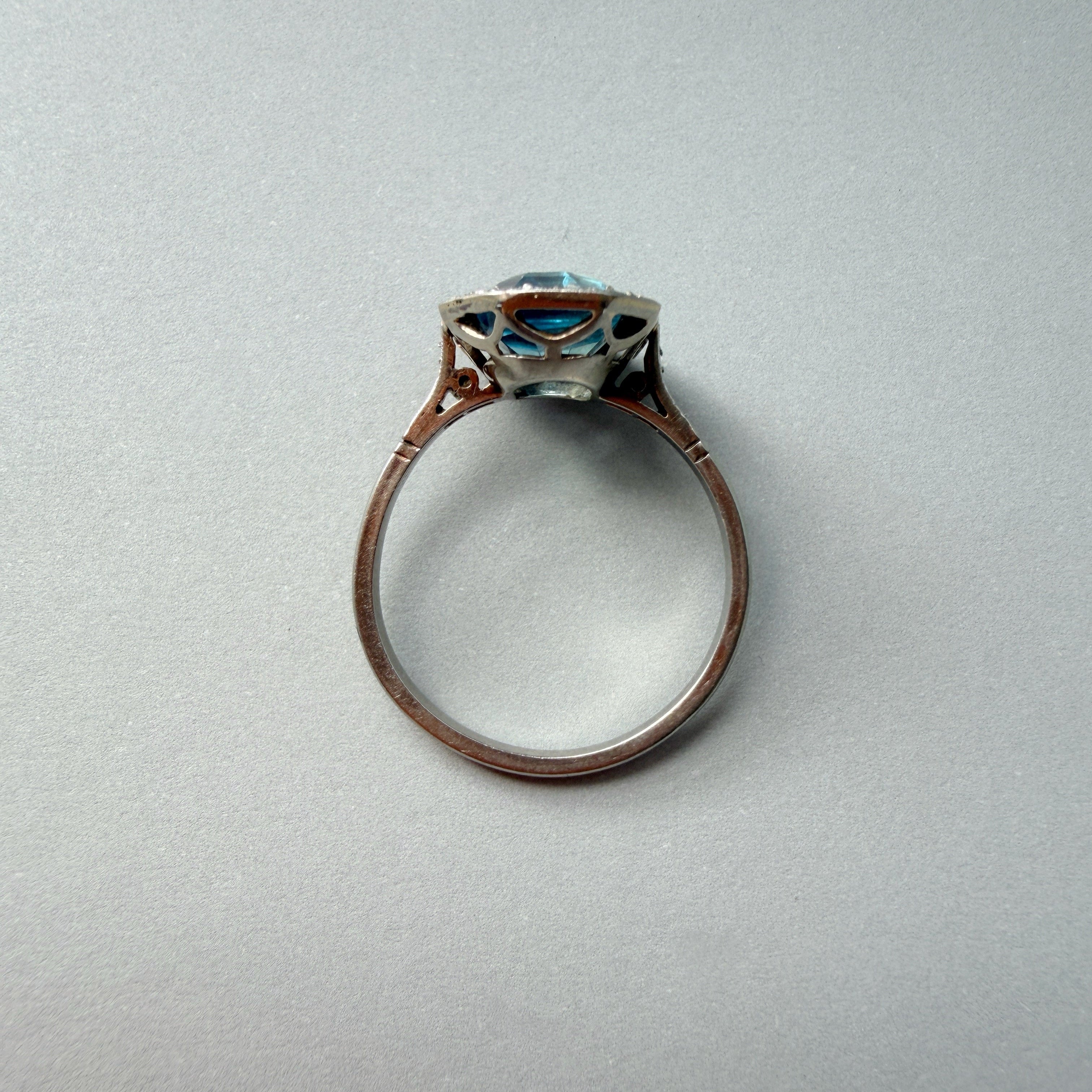 Art Deco 18K gold Synthetic blue sapphire diamond ring