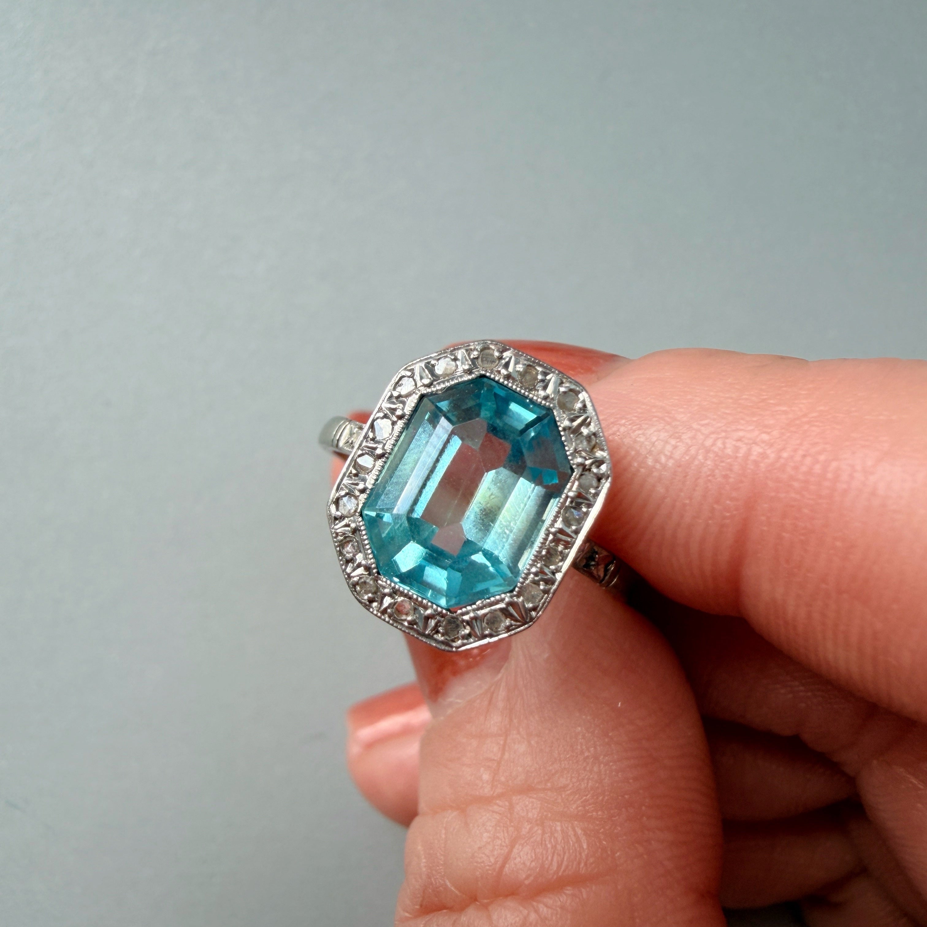 Art Deco 18K gold Synthetic blue sapphire diamond ring