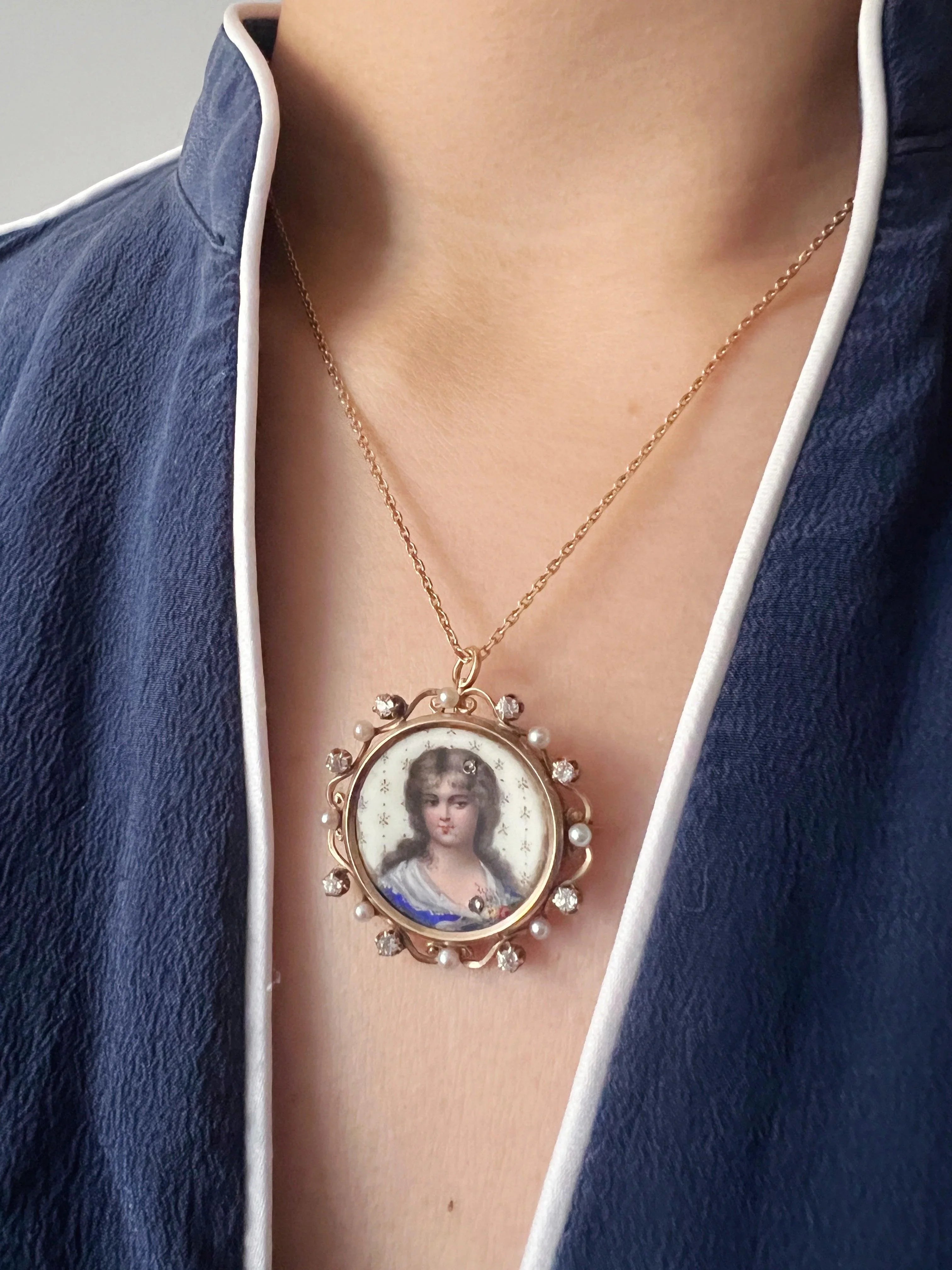 Victorian 18K gold young lady miniature habillée pendant brooch - Curiously timeless