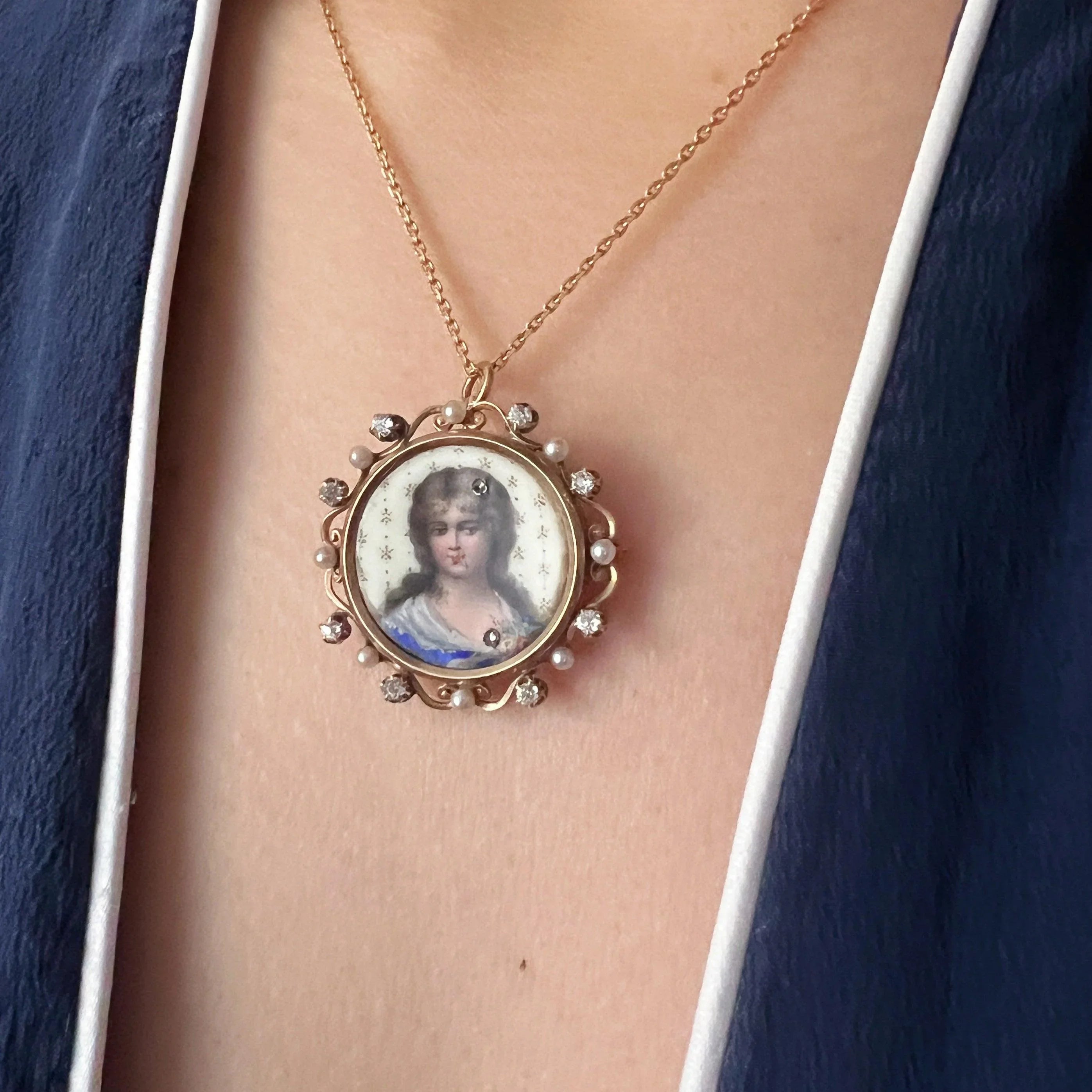 Victorian 18K gold young lady miniature habillée pendant brooch - Curiously timeless