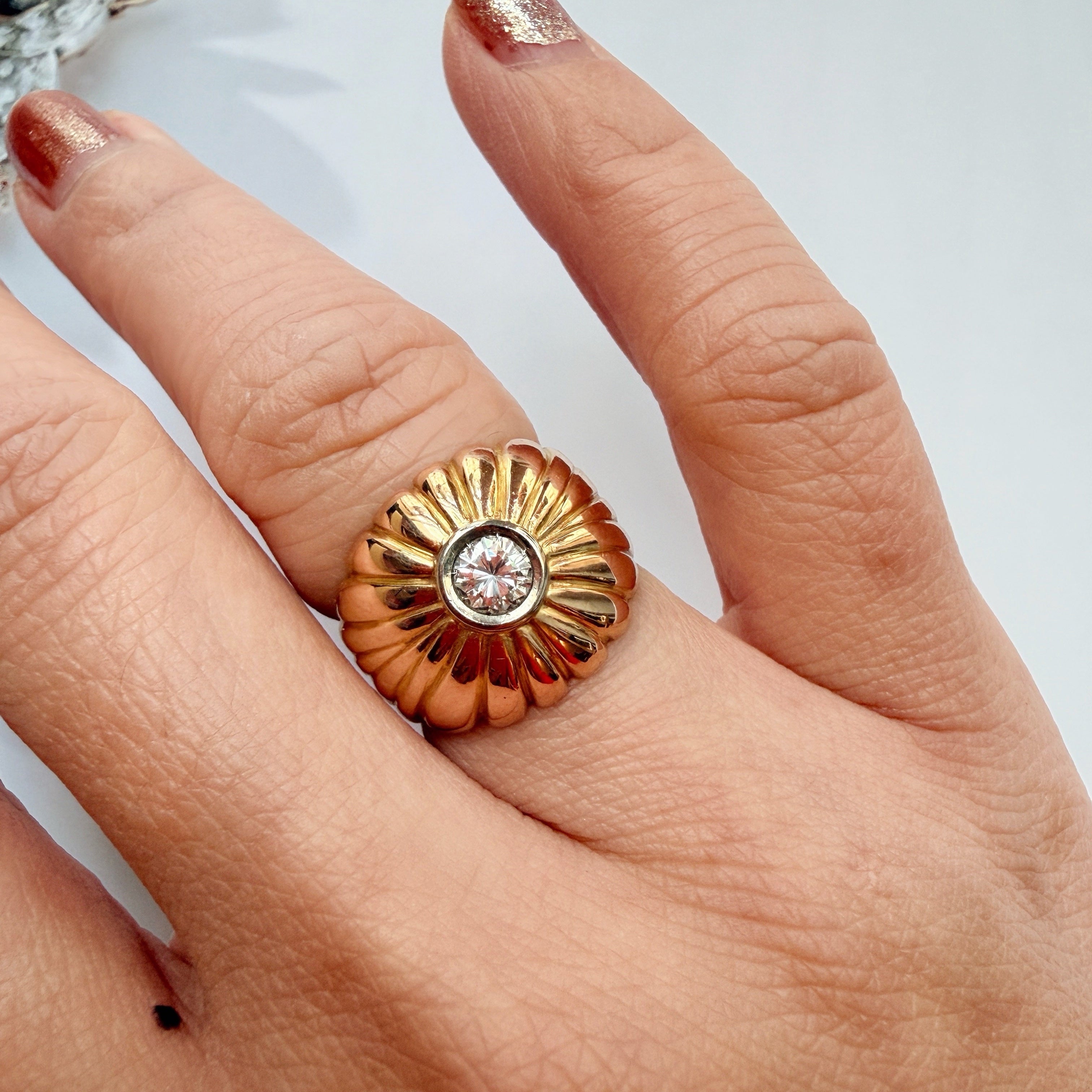 Vintage Retro Mid-Century 18K Gold Diamond Daisy Ring