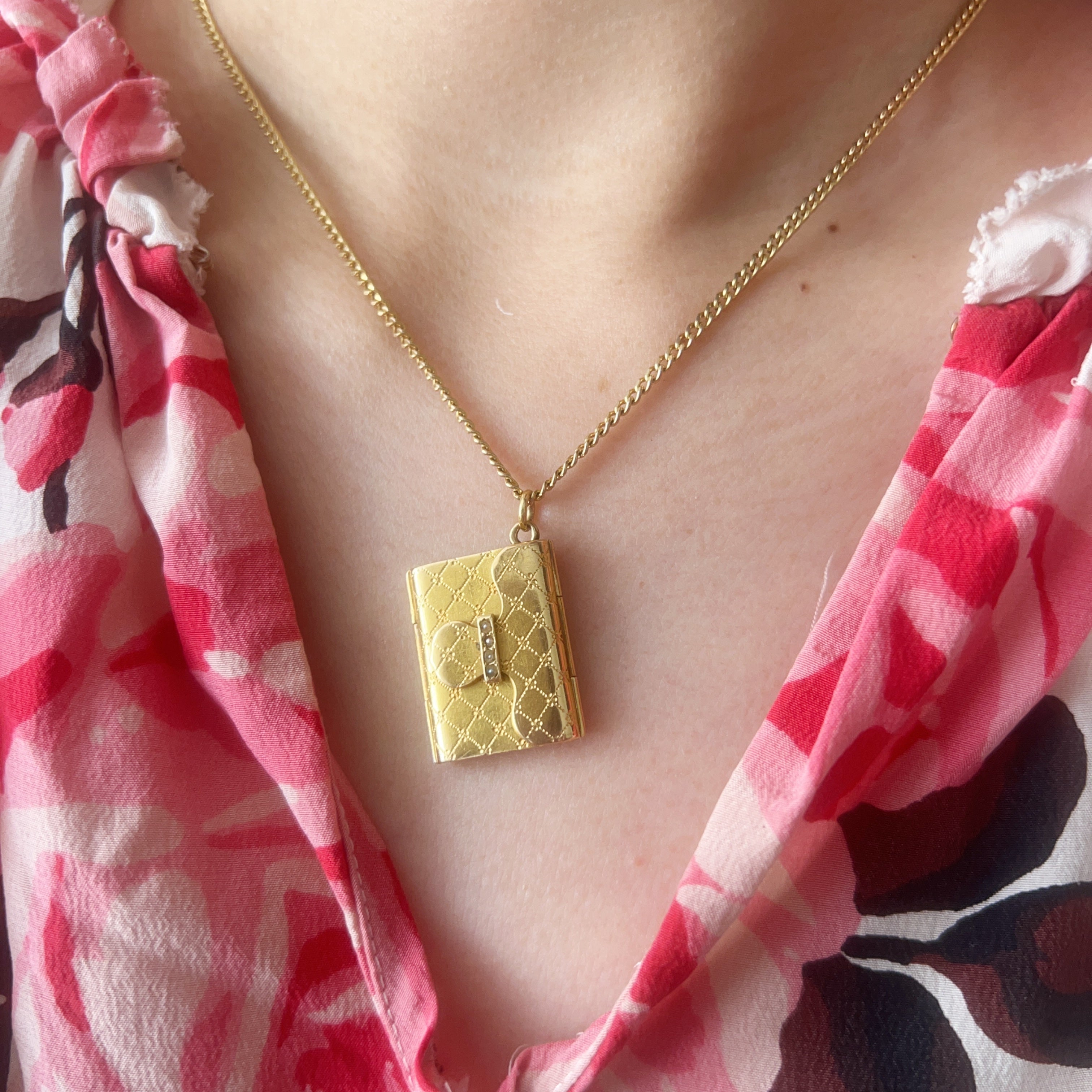 Victorian 18K Yellow Gold natural pearl Purse Locket Pendant
