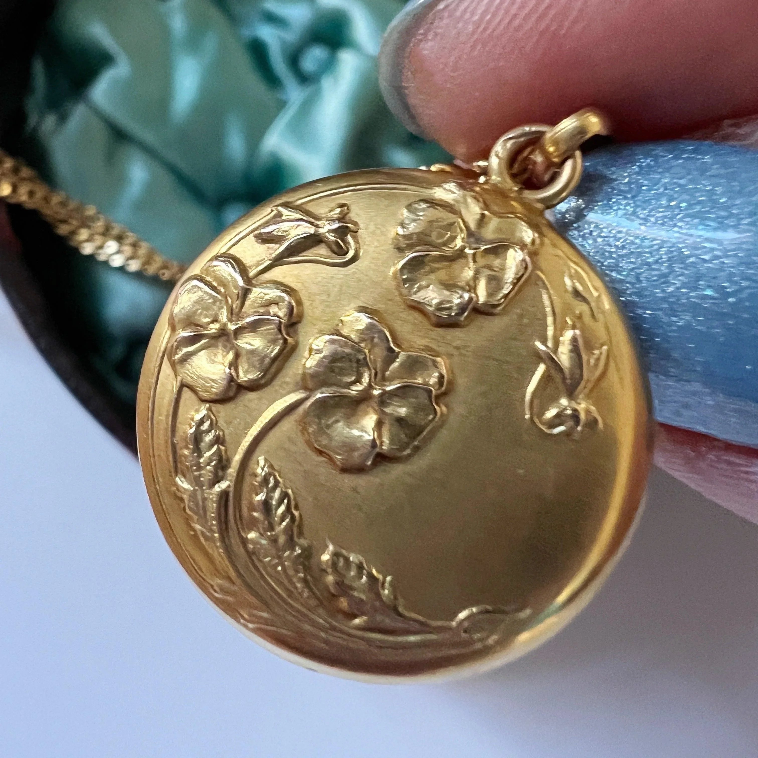 Victorian era 18K gold pansy flower double sided pendant - Curiously timeless