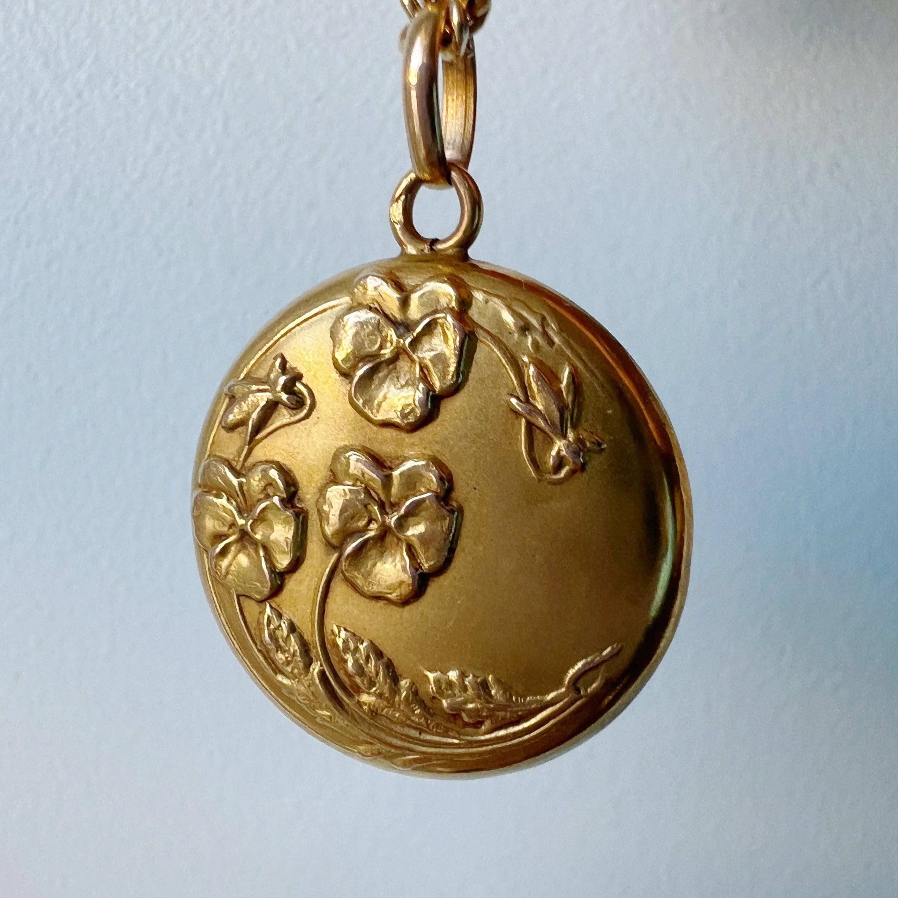 Victorian era 18K gold pansy flower double sided pendant - Curiously timeless
