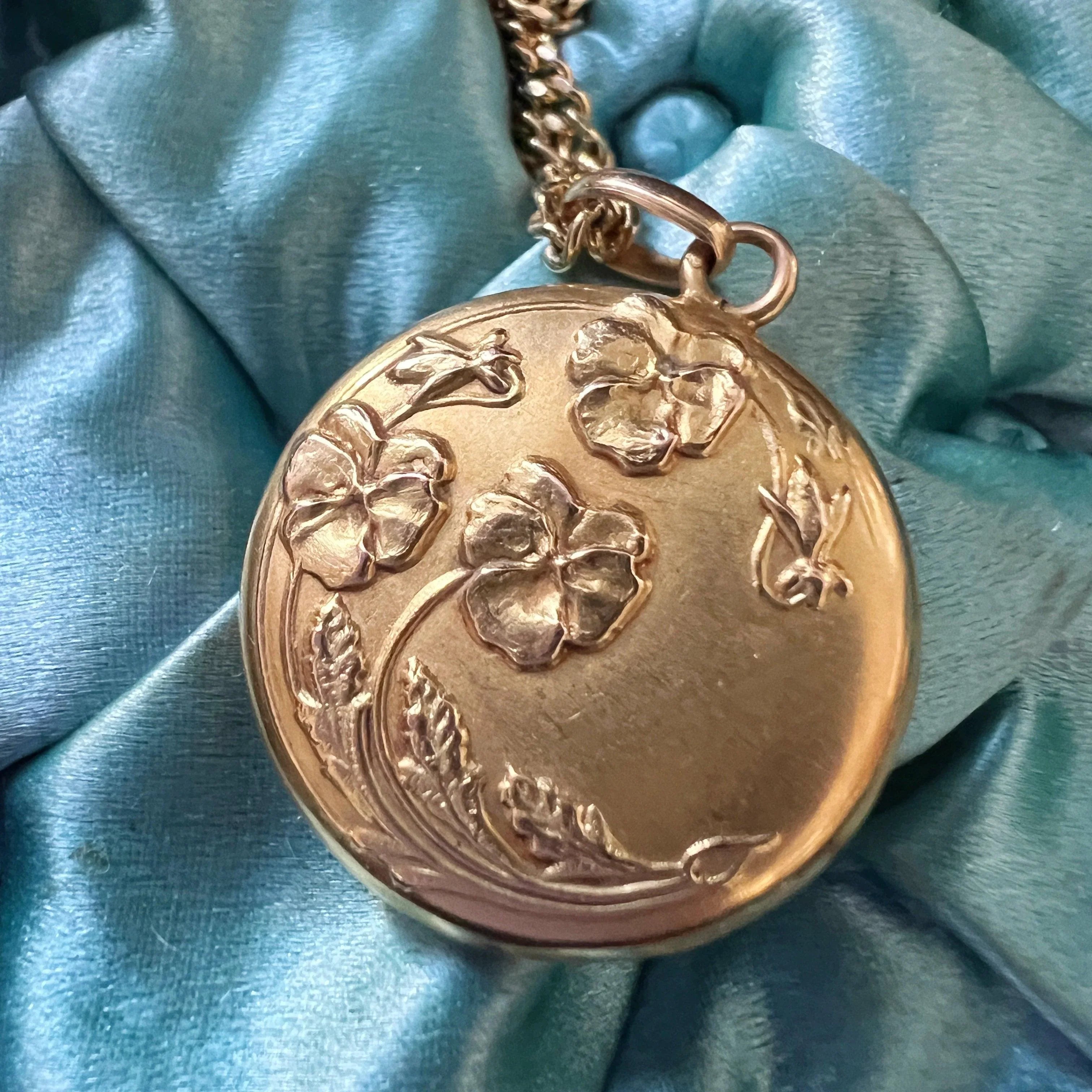 Victorian era 18K gold pansy flower double sided pendant - Curiously timeless