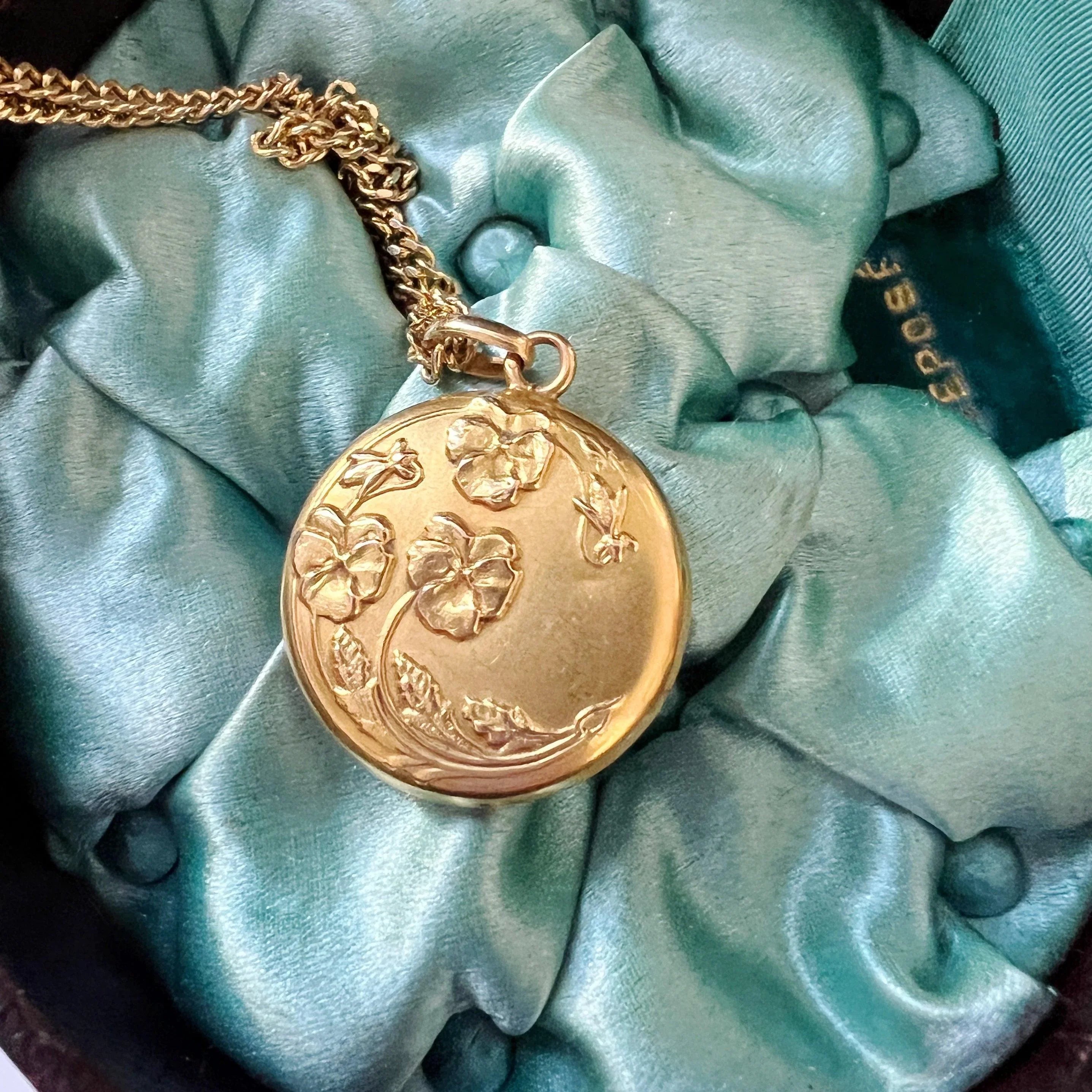 Victorian era 18K gold pansy flower double sided pendant - Curiously timeless