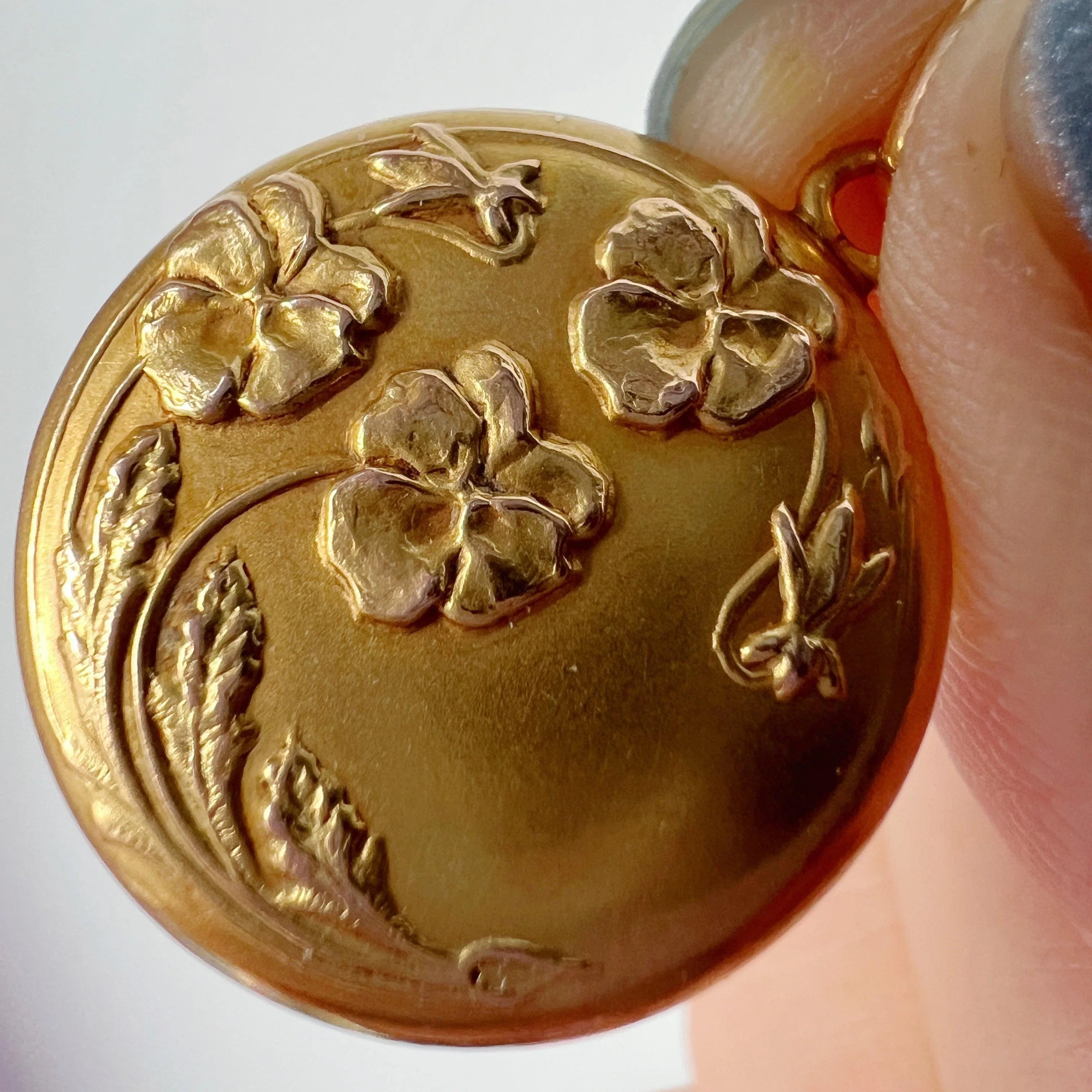 Victorian era 18K gold pansy flower double sided pendant - Curiously timeless