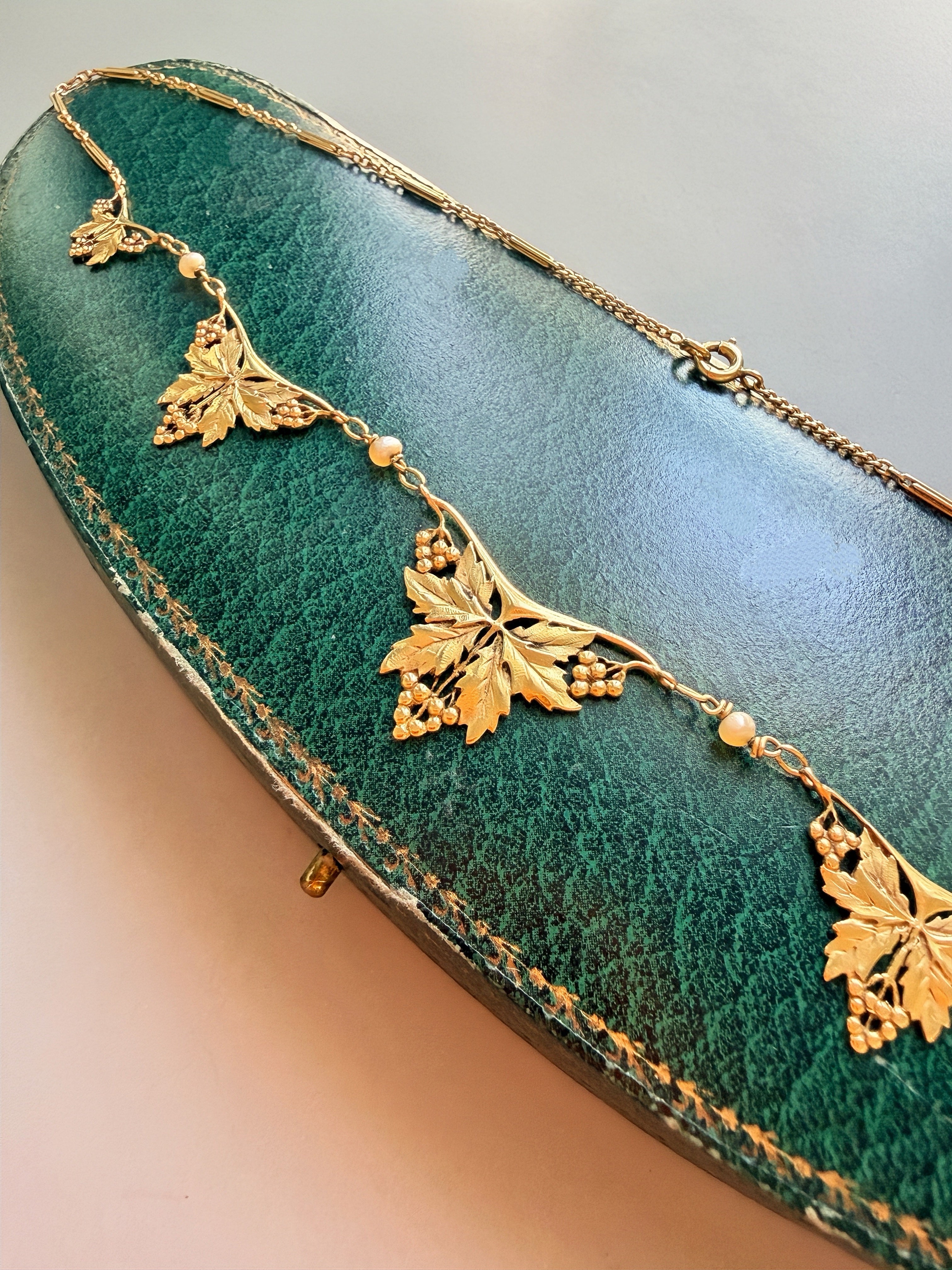 French Art Nouveau 18K yellow gold grapevine draperie necklace