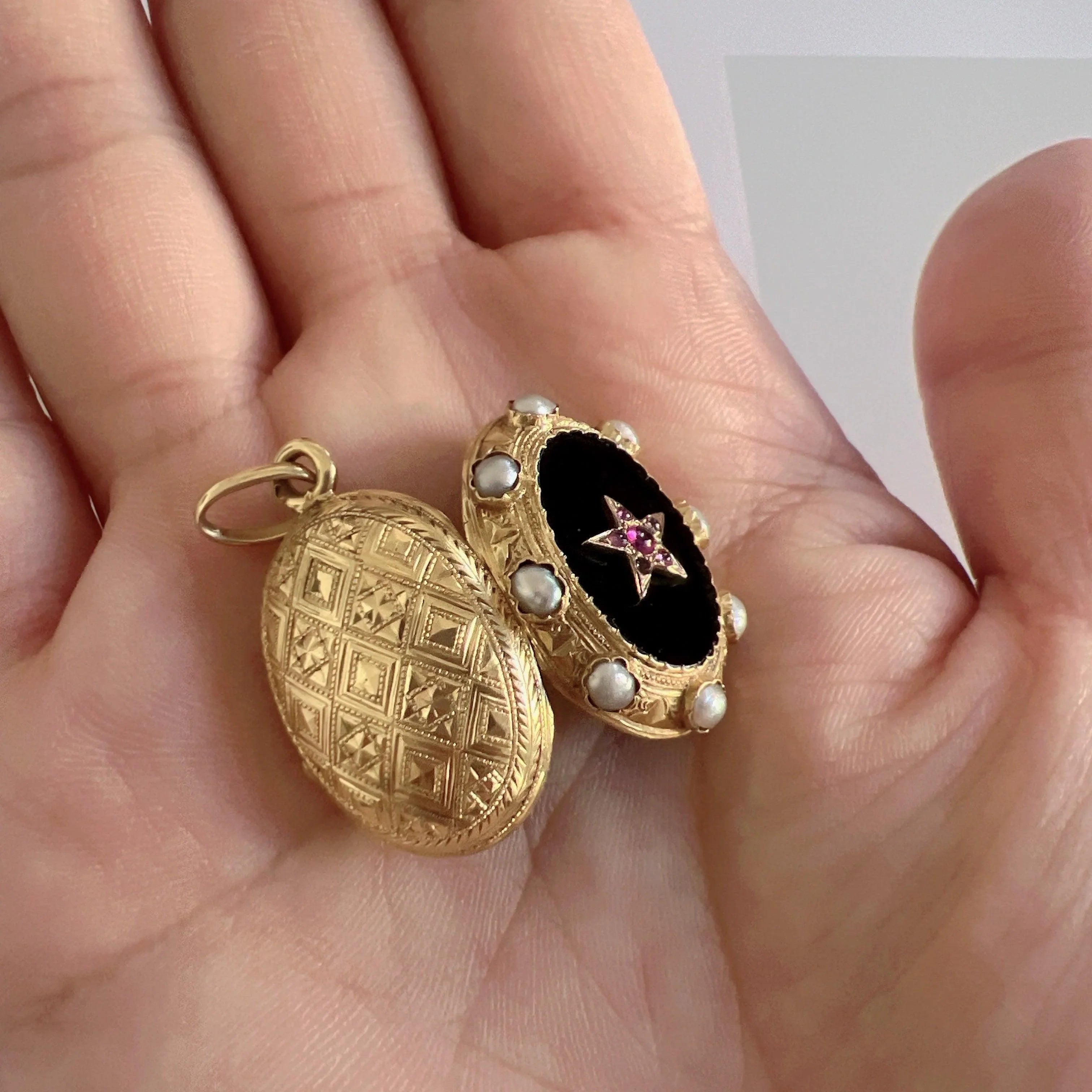 Victorian era 18K gold ruby natural pearl onyx star locket - Curiously timeless