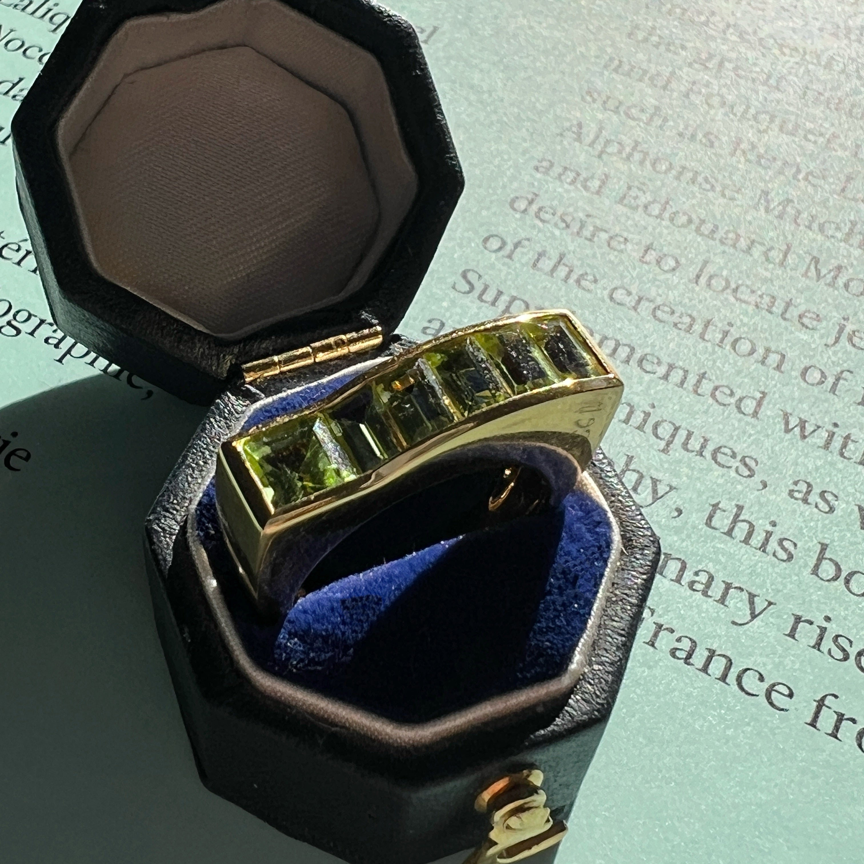 French 1940s 18K Yellow Gold Tank Ring with Peridots