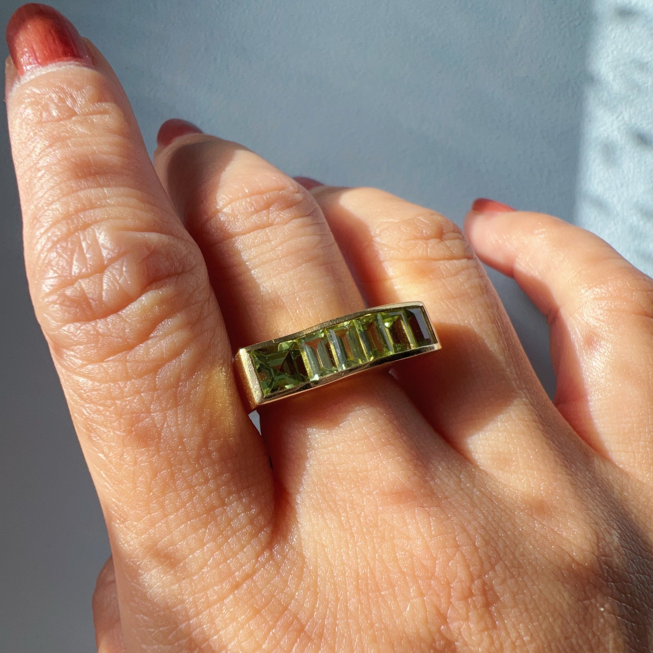 French 1940s 18K Yellow Gold Tank Ring with Peridots