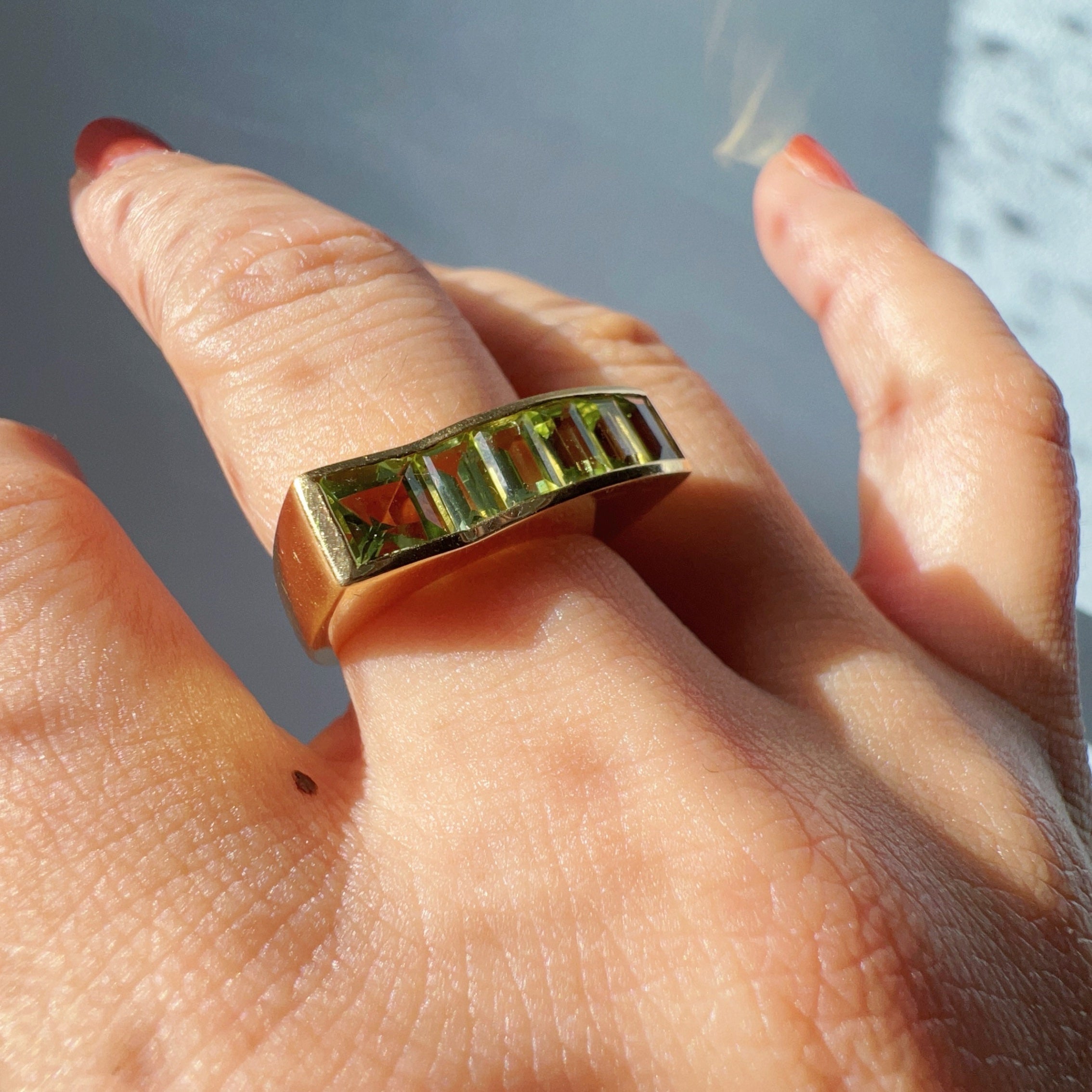 French 1940s 18K Yellow Gold Tank Ring with Peridots
