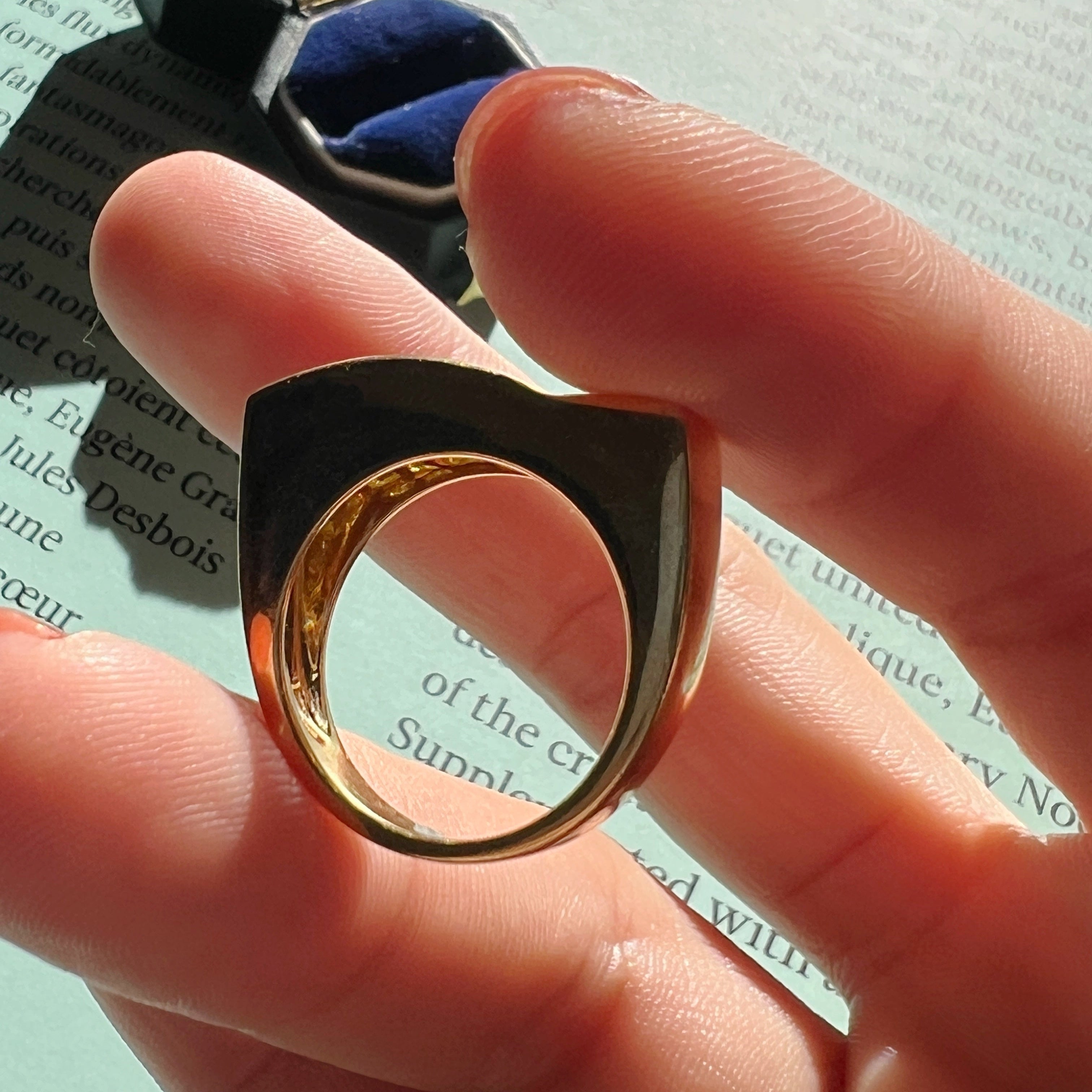 French 1940s 18K Yellow Gold Tank Ring with Peridots