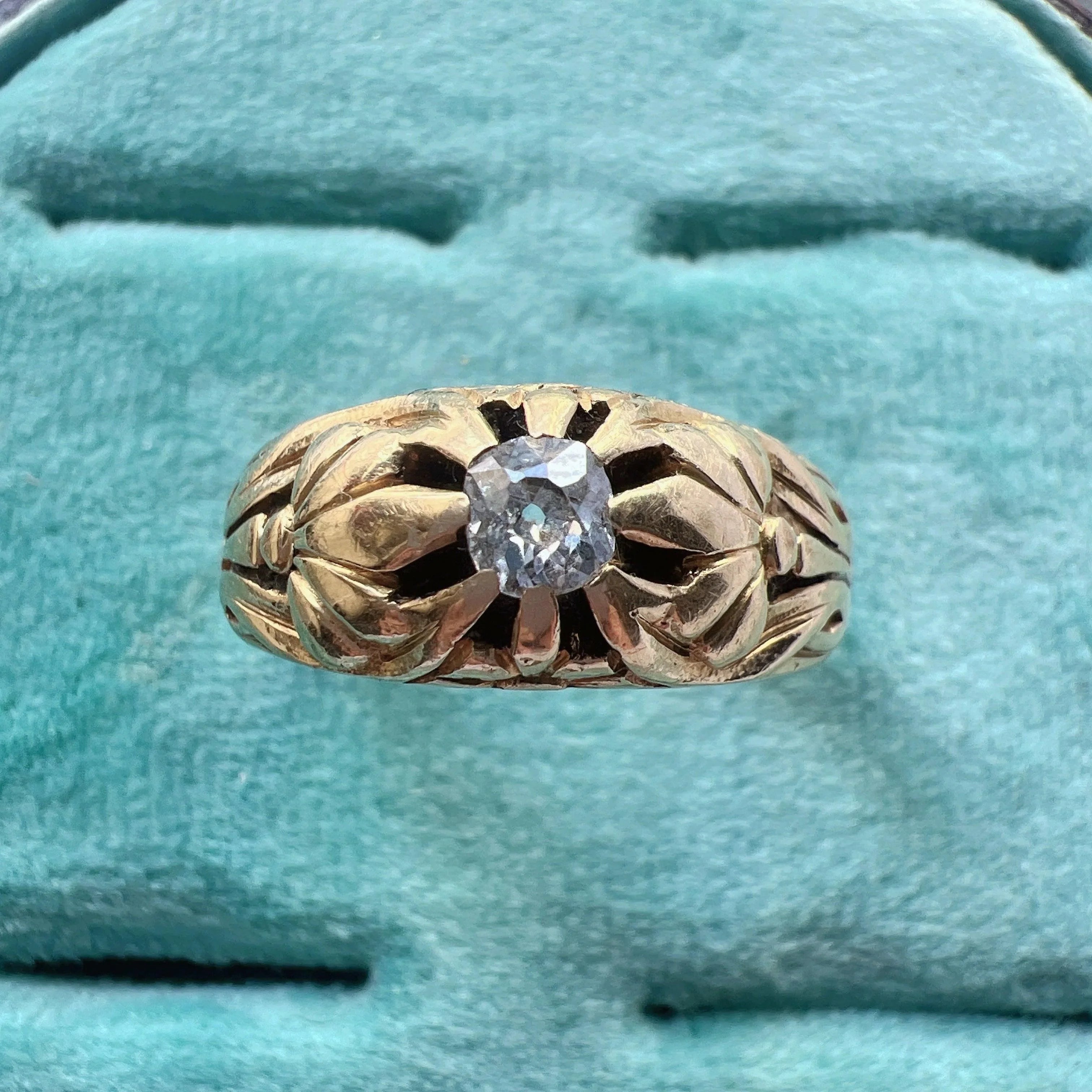 Antique 18K Gold Diamond Band Ring - Curiously timeless