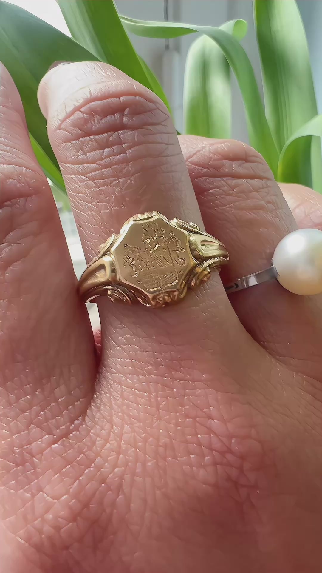 Victorian era 18K Yellow Gold Signet Ring with Coat of Arms