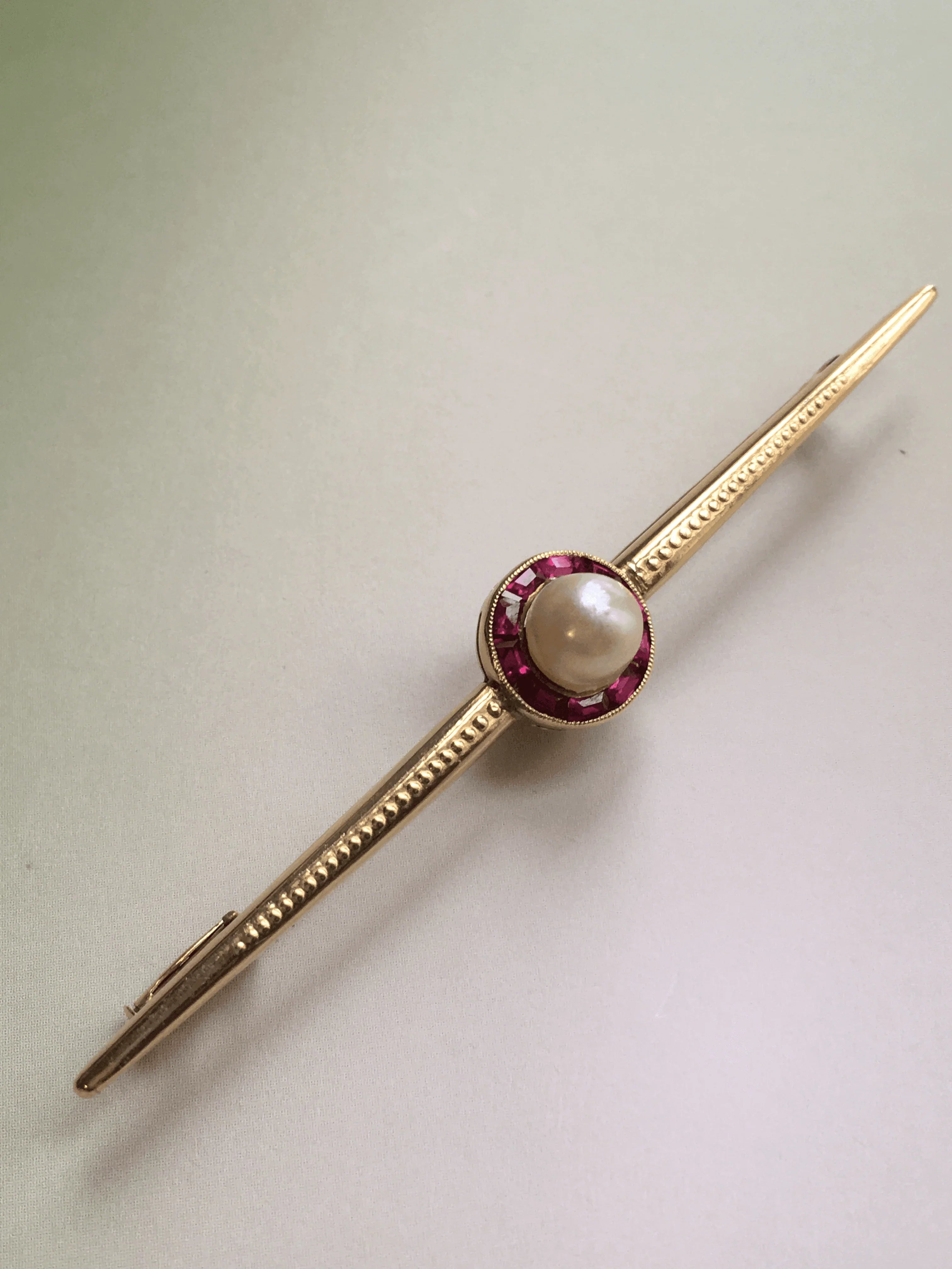 Timelessly chic Art Deco Ruby Pearl Bar Brooch in 18K solid gold - Curiously timeless