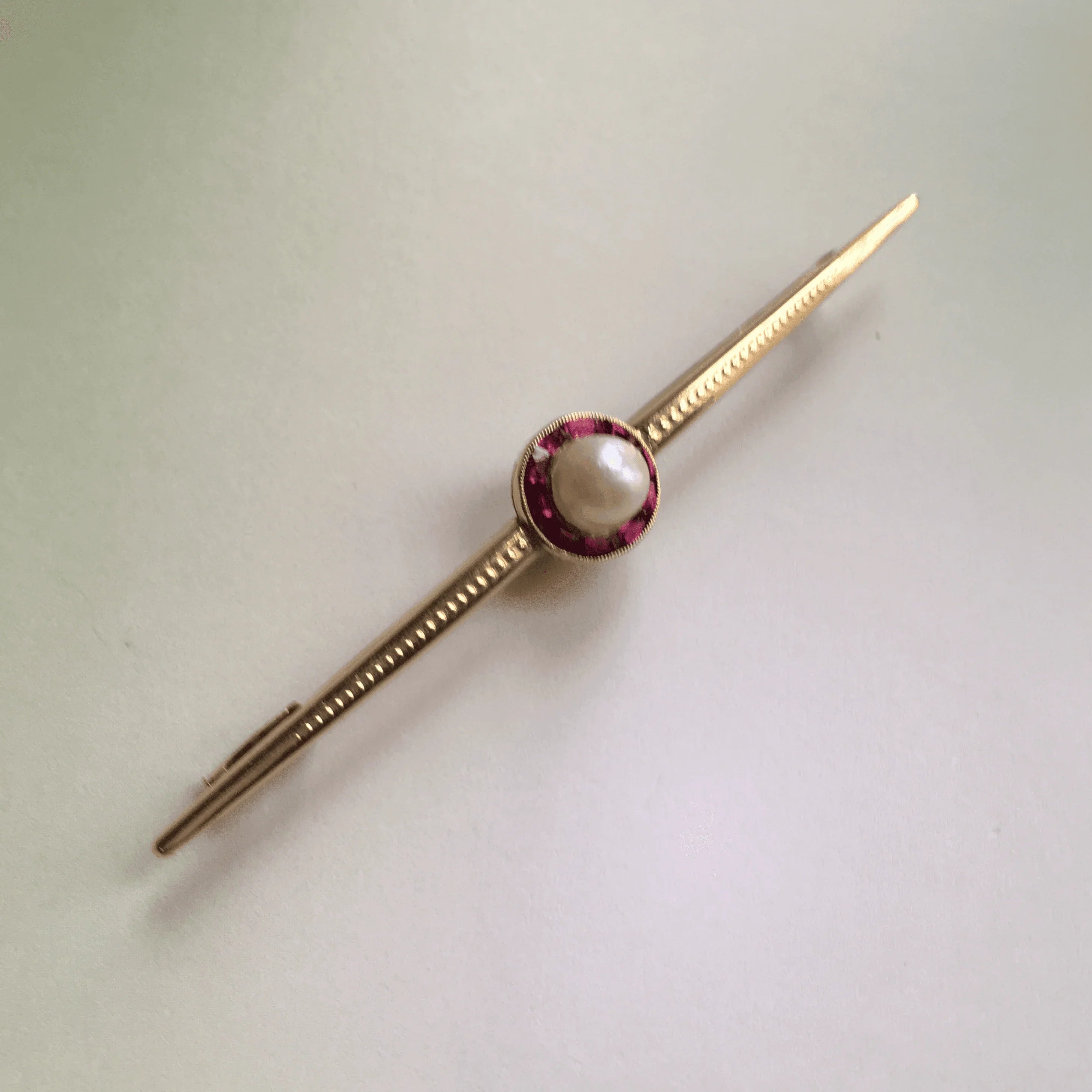 Timelessly chic Art Deco Ruby Pearl Bar Brooch in 18K solid gold - Curiously timeless